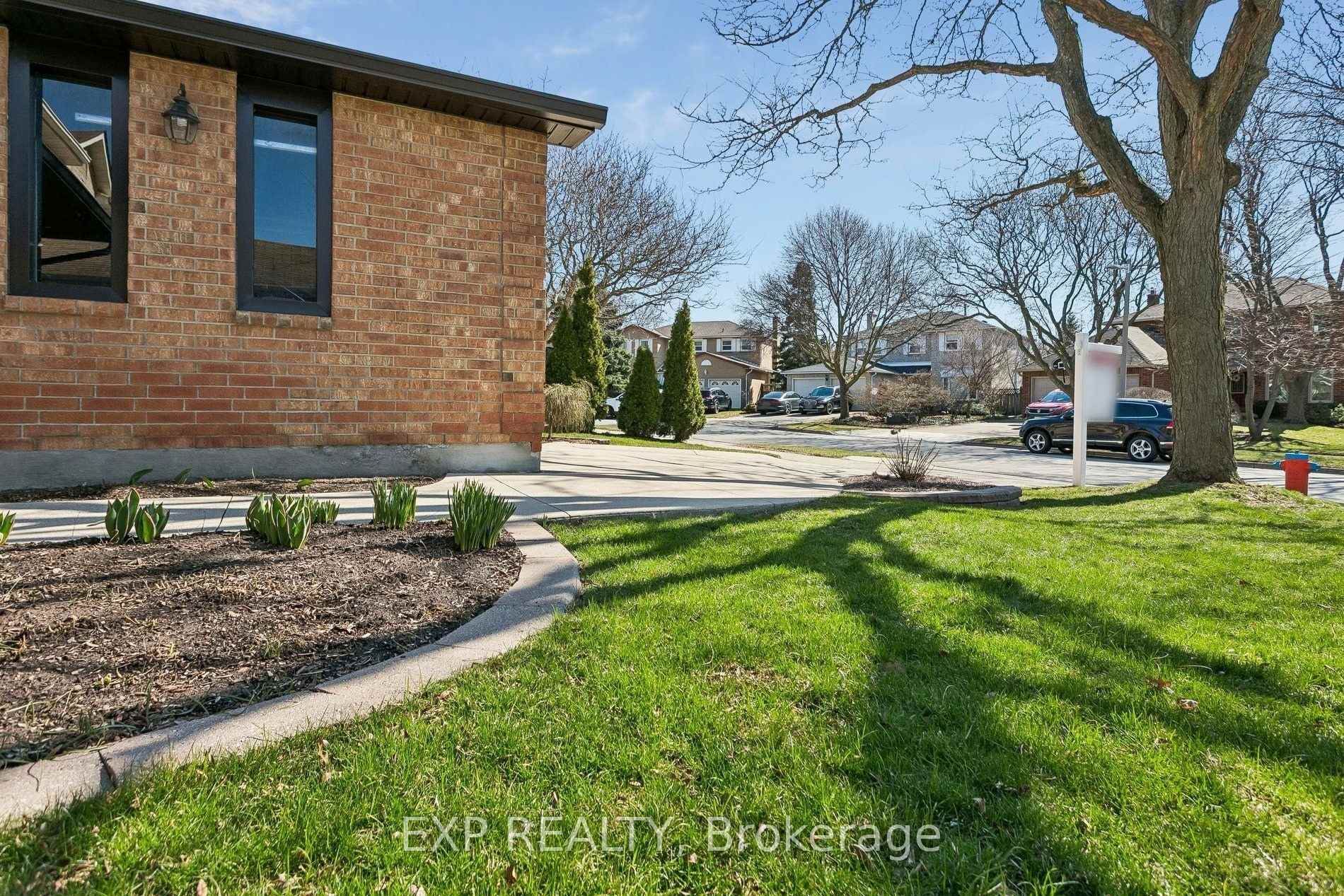 Photo 49 of 209 Nottingham Drive, Oakville, College Park — HOMEH