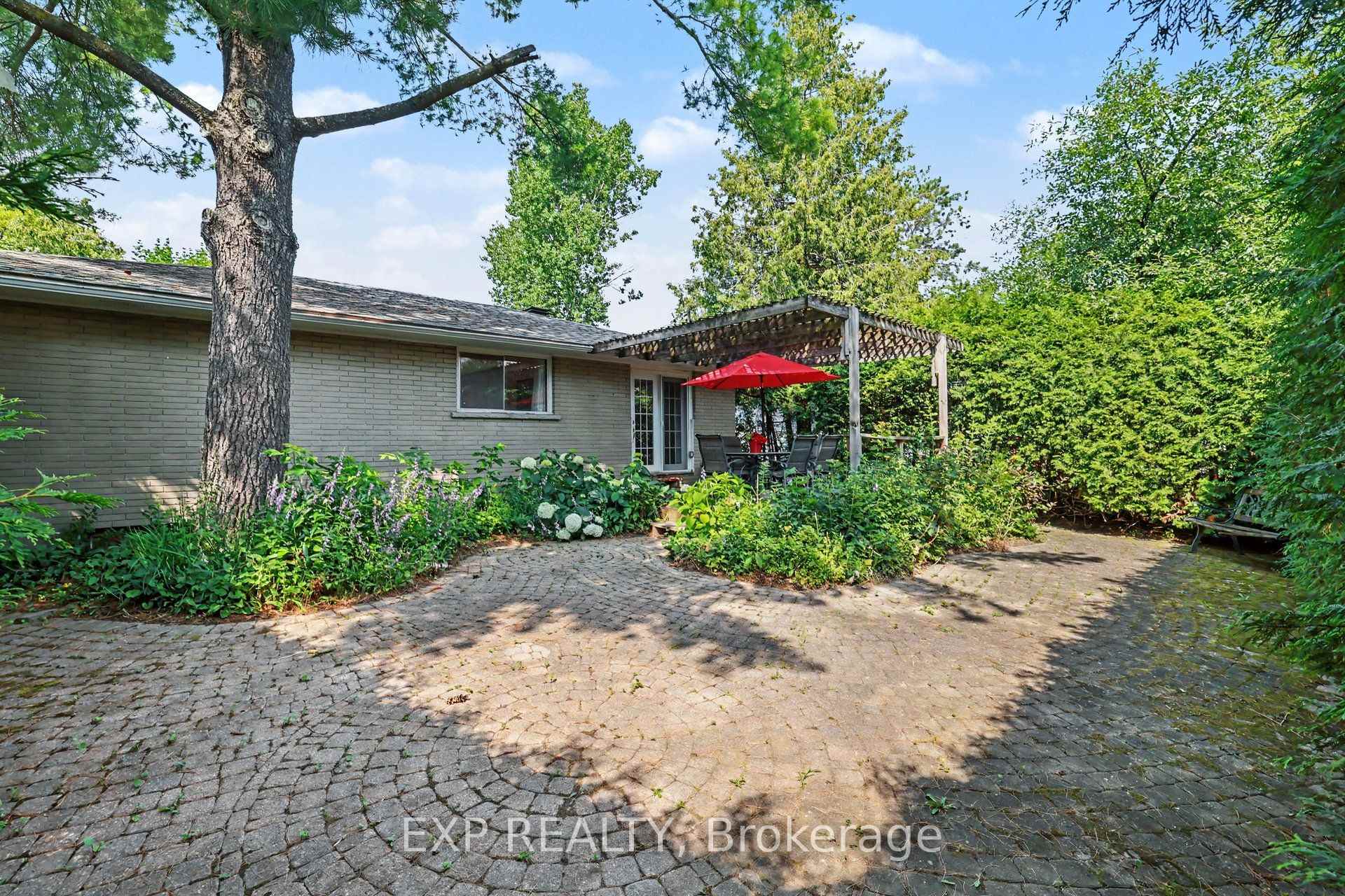 Photo 31 of 16 Elmsley Crescent, Ottawa, Arbeatha Park — HOMEH