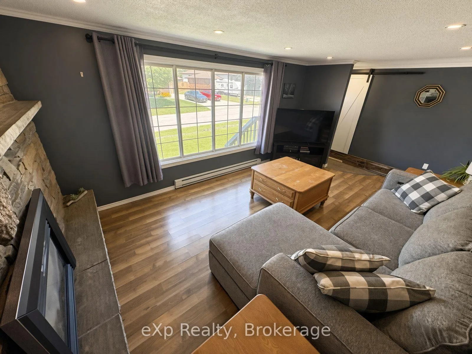 Photo 4 of 23 Valleyside Drive, Brockton — HOMEH
