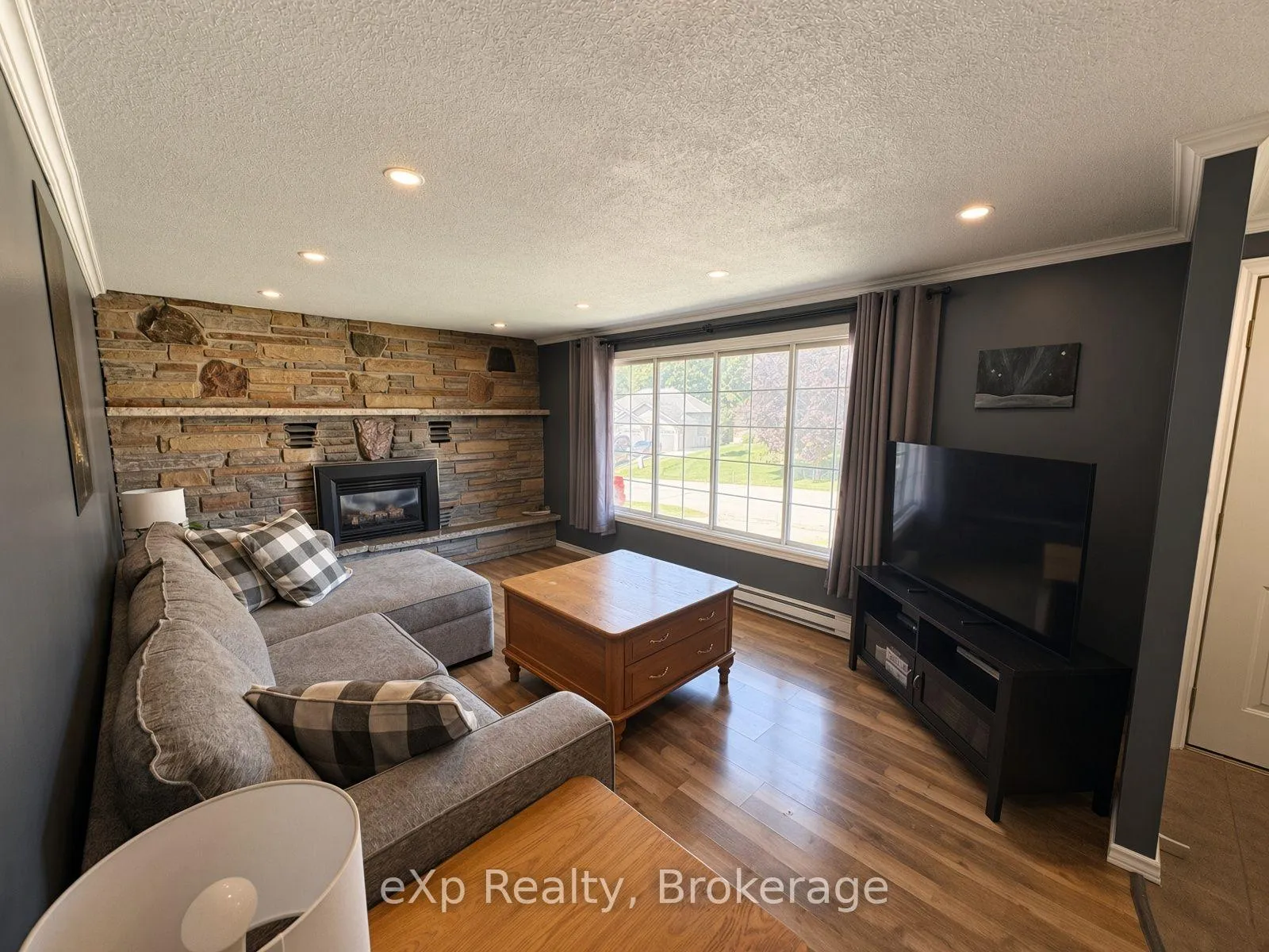 Photo 5 of 23 Valleyside Drive, Brockton — HOMEH