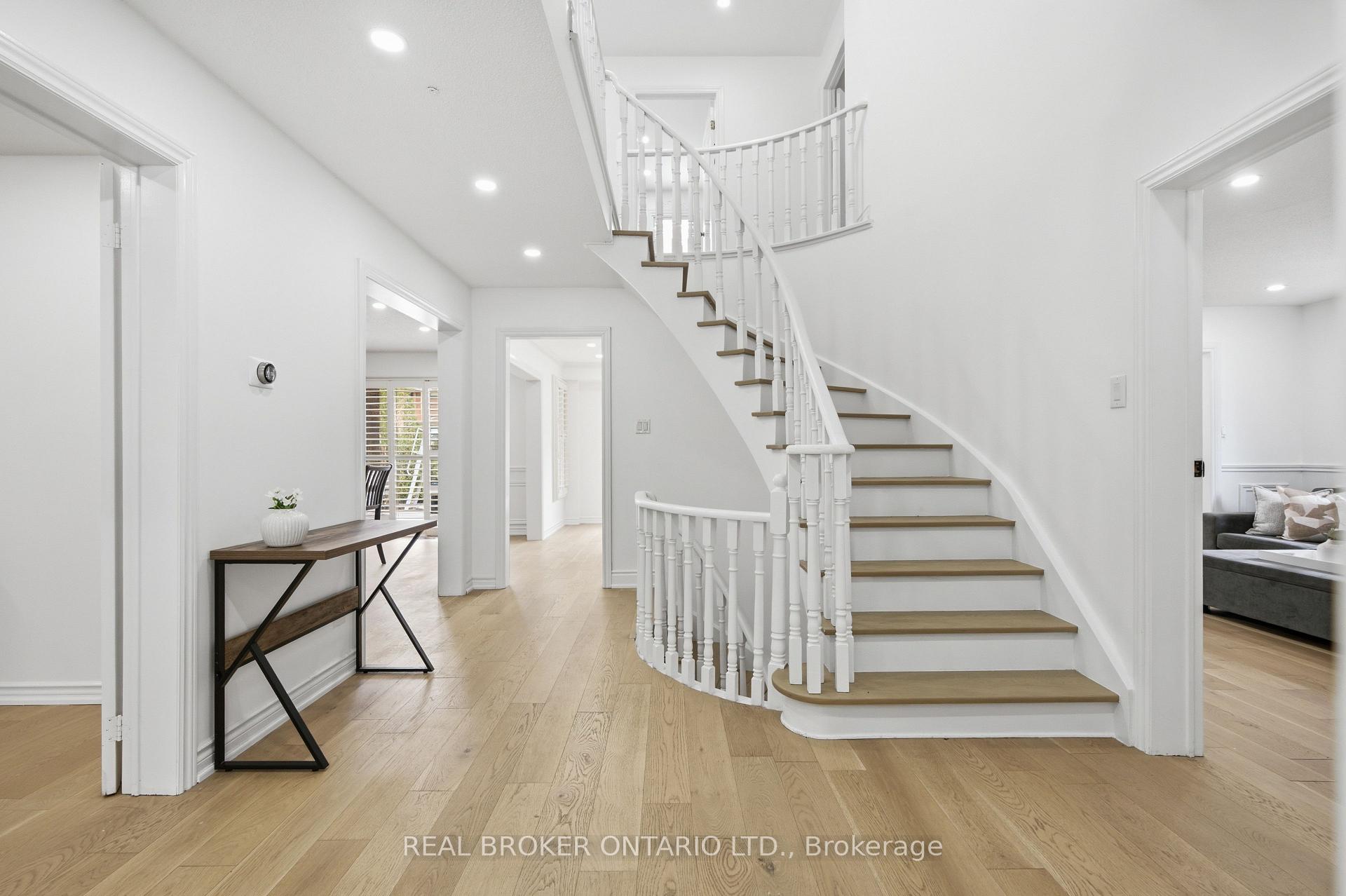 Photo 3 of 94 Roxana Avenue, Vaughan, West Woodbridge — HOMEH