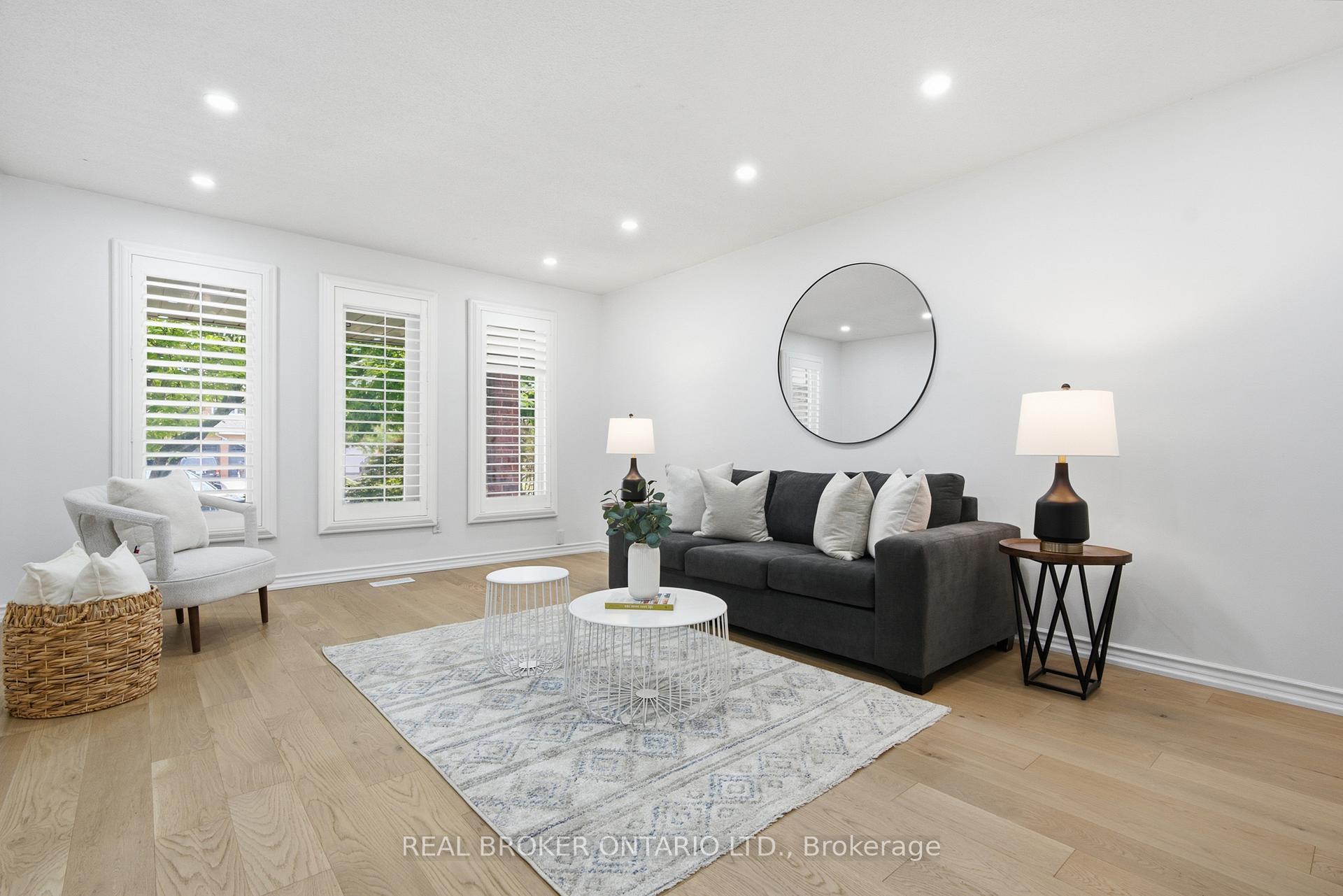 Photo 5 of 94 Roxana Avenue, Vaughan, West Woodbridge — HOMEH