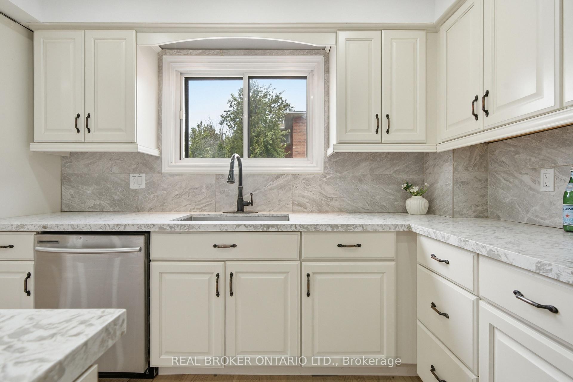 Photo 13 of 94 Roxana Avenue, Vaughan, West Woodbridge — HOMEH