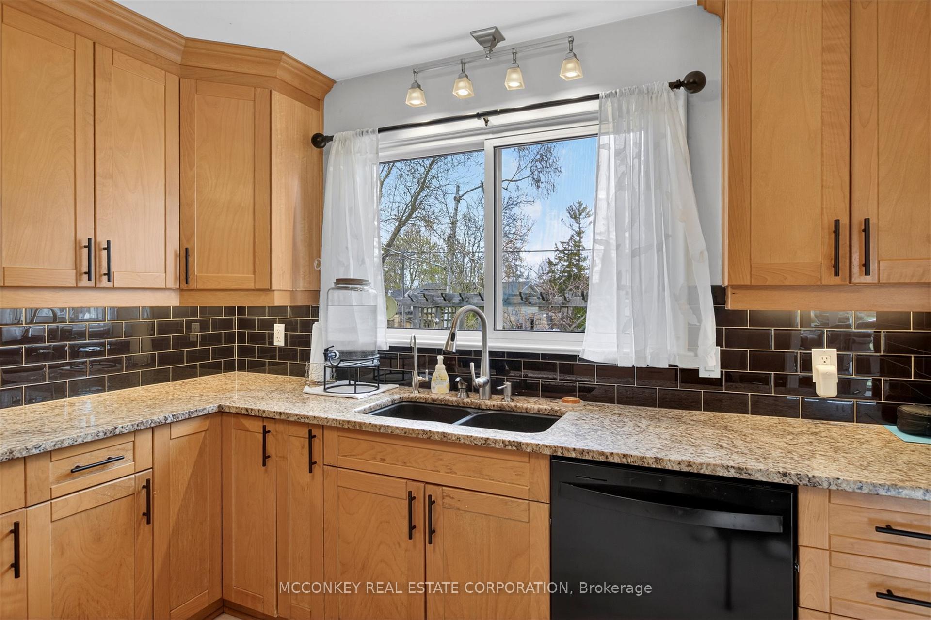 Photo 4 of 834 Crowley Crescent, Peterborough, Monaghan Ward 2 — HOMEH