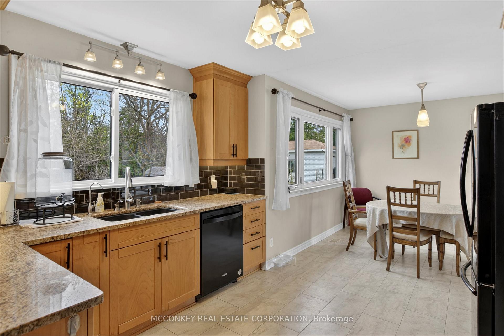 Photo 2 of 834 Crowley Crescent, Peterborough, Monaghan Ward 2 — HOMEH