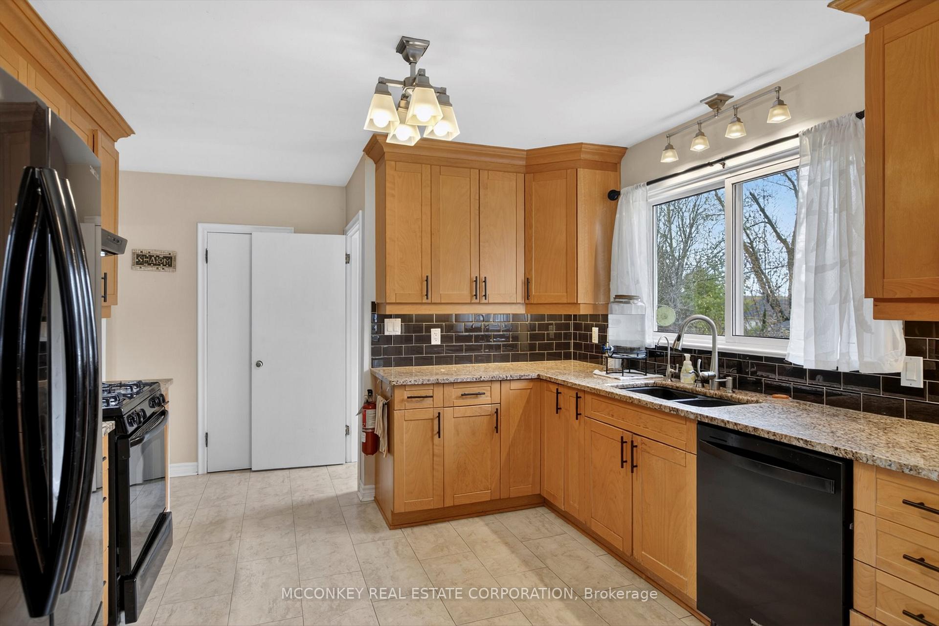 Photo 6 of 834 Crowley Crescent, Peterborough, Monaghan Ward 2 — HOMEH