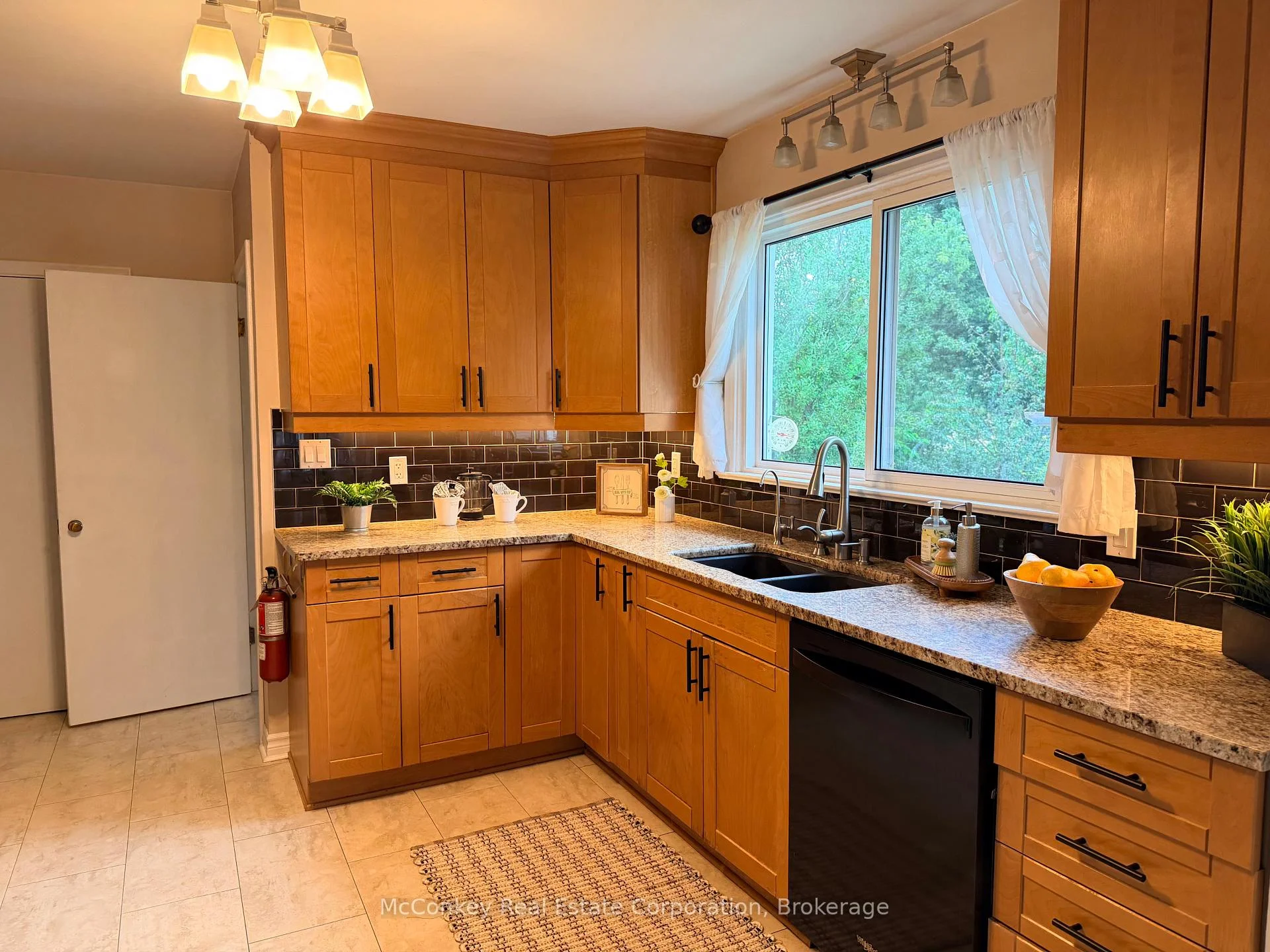 Photo 3 of 834 Crowley Crescent, Peterborough, Monaghan Ward 2 — HOMEH