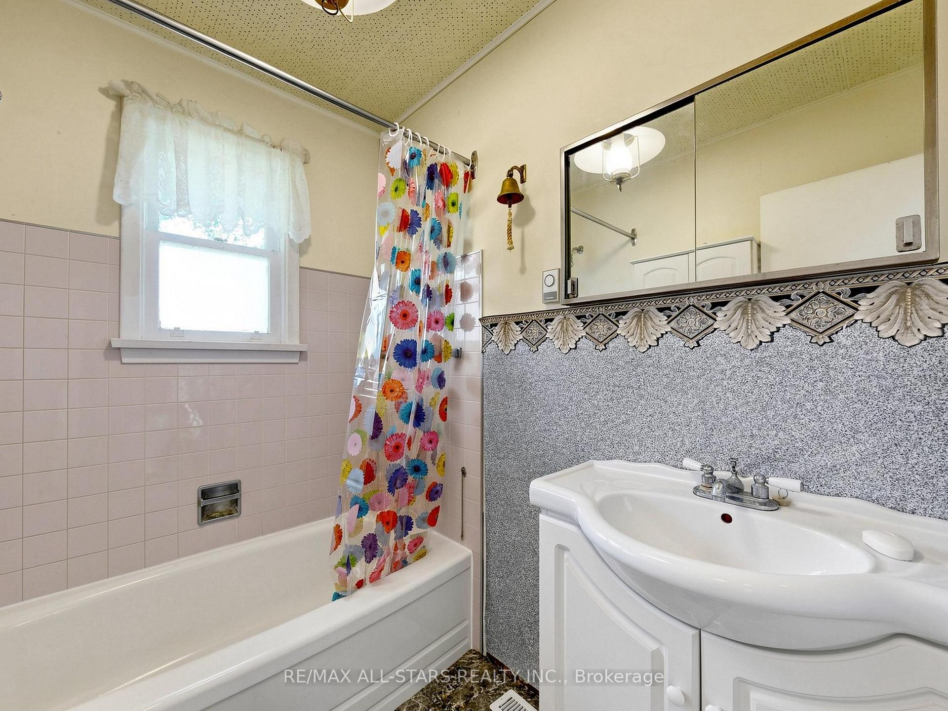 Photo 21 of 62 Irving Drive, Georgina, Pefferlaw — HOMEH