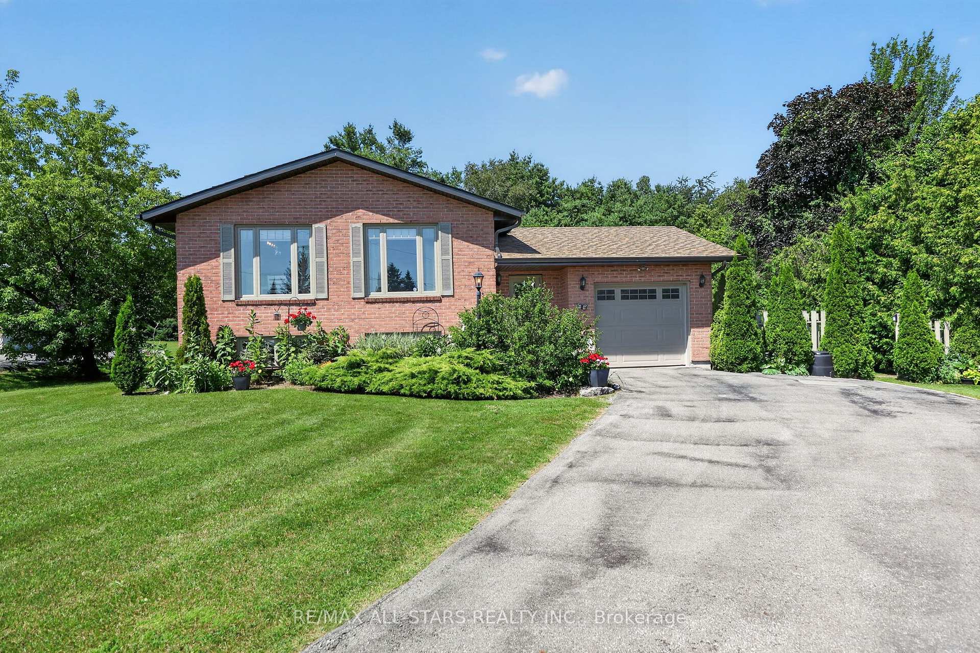 Front of 6 Golf Court
