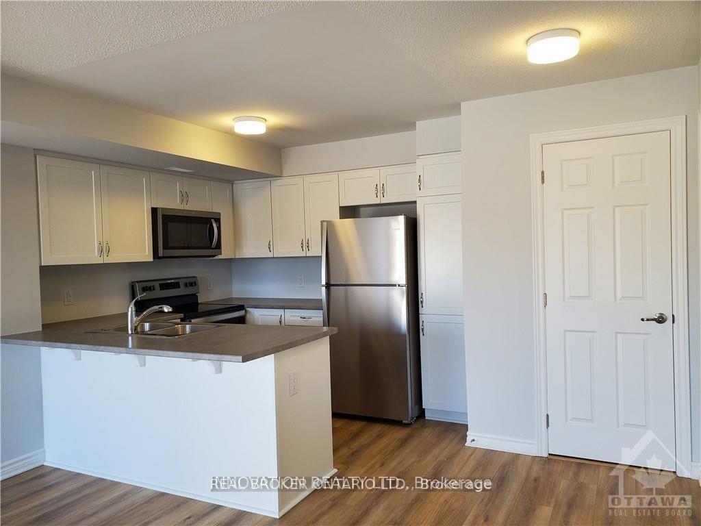 Photo 3 of 719 Rouncey Road, Ottawa, Kanata - Emerald Meadows/Trailwest — HOMEH