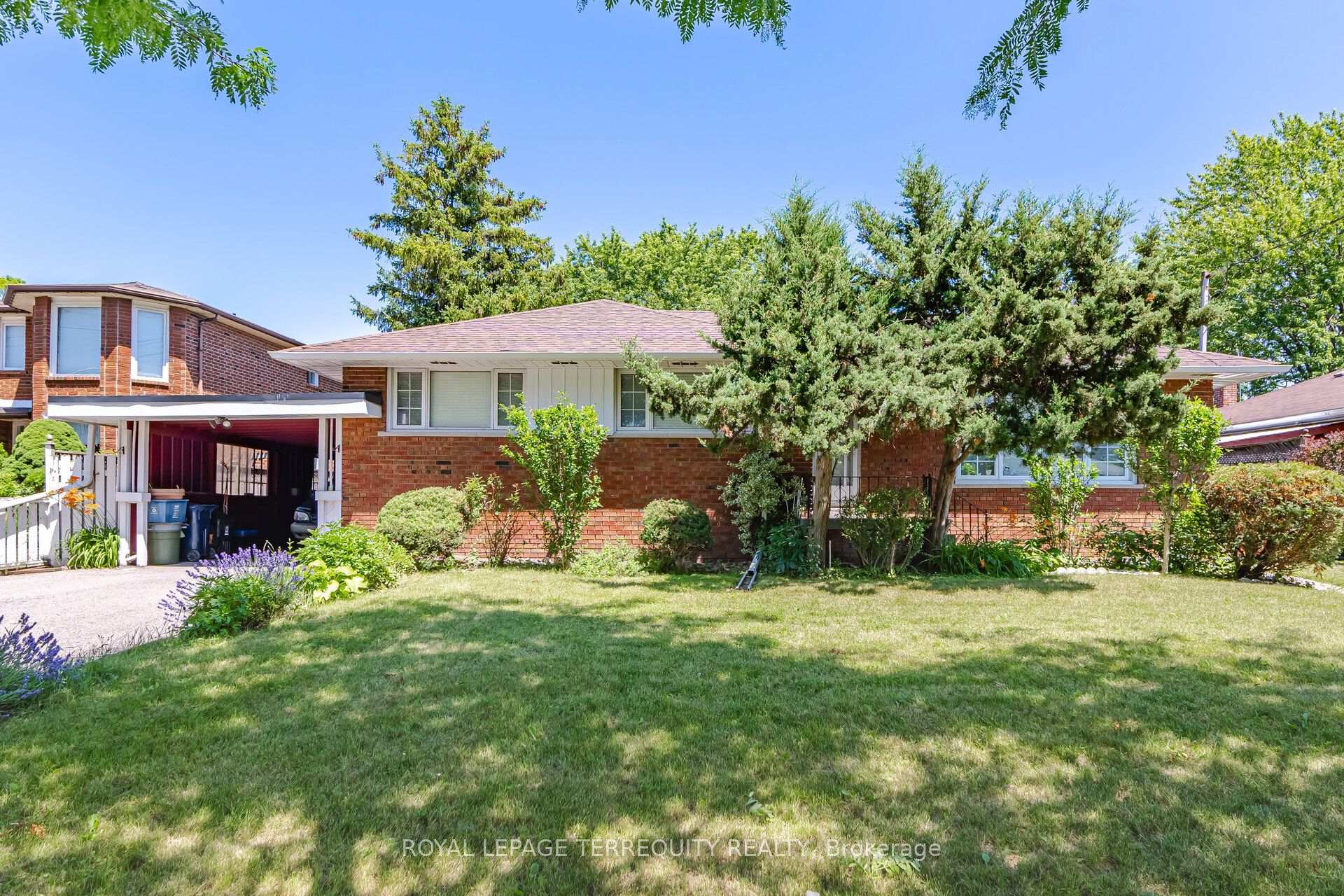Front of 879 Scarborough Golf Club Road
