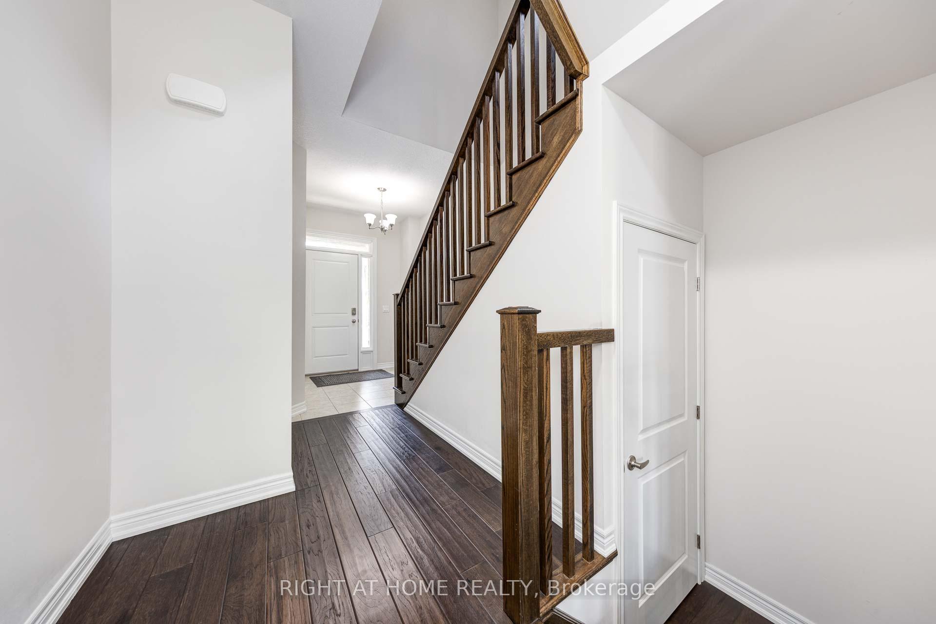Photo 4 of 71 Southshore Crescent, Hamilton, Lakeshore — HOMEH
