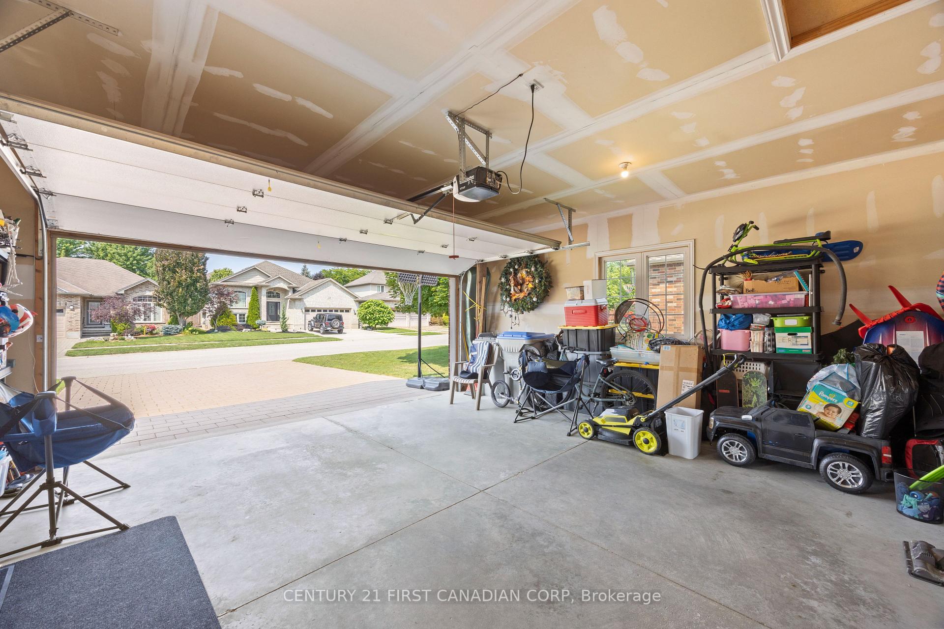 Photo 32 of 131 Deborah Drive, Strathroy-Caradoc, NE — HOMEH