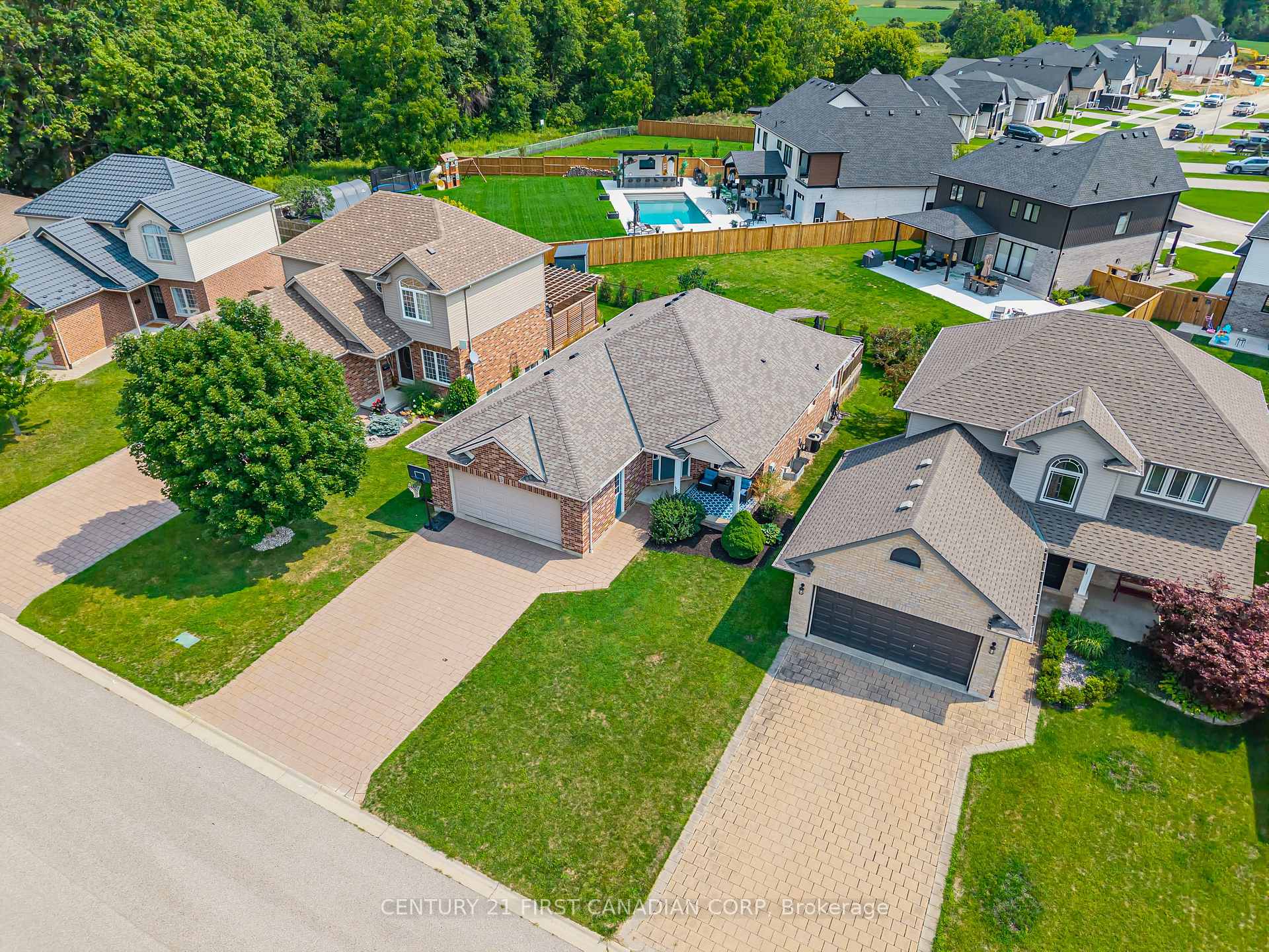Photo 39 of 131 Deborah Drive, Strathroy-Caradoc, NE — HOMEH