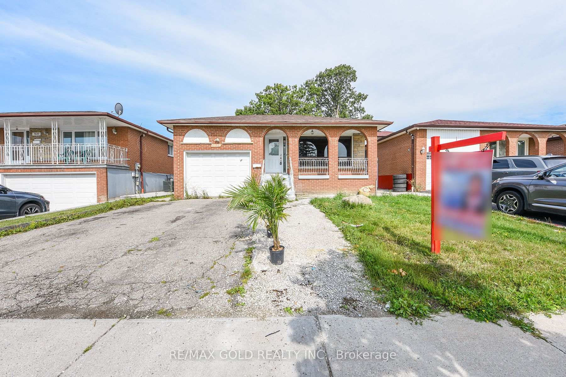 Photo 2 of 7624 Middleshire Drive, Mississauga, Malton — HOMEH