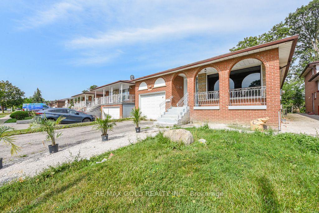 Photo 3 of 7624 Middleshire Drive, Mississauga, Malton — HOMEH