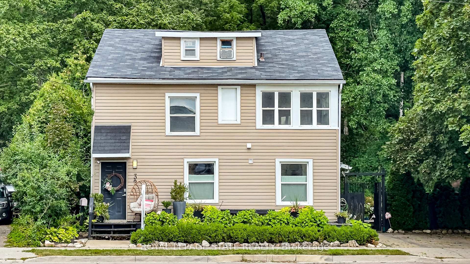 Photo 2 of 39 Park Street E, Hamilton, Dundas — HOMEH