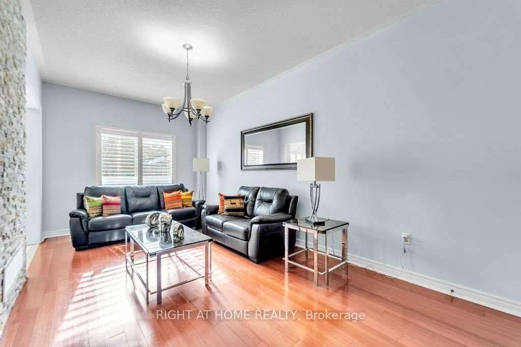 Photo 2 of 558 Legresley Lane, Newmarket, Gorham-College Manor — HOMEH