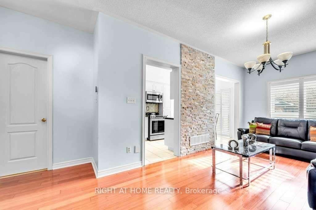 Photo 3 of 558 Legresley Lane, Newmarket, Gorham-College Manor — HOMEH