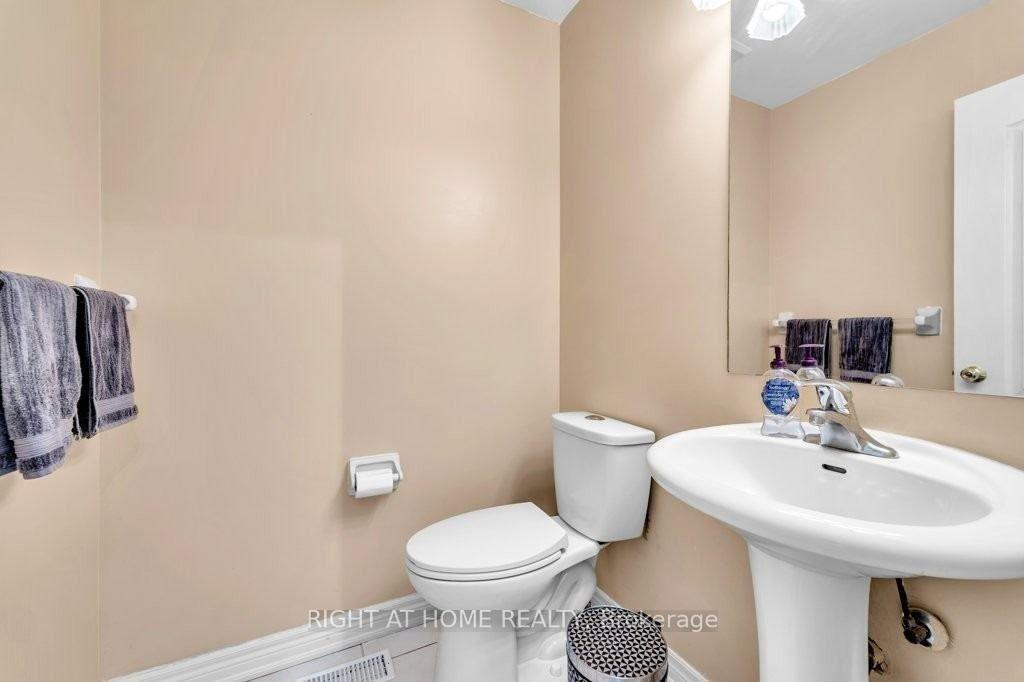 Photo 8 of 558 Legresley Lane, Newmarket, Gorham-College Manor — HOMEH