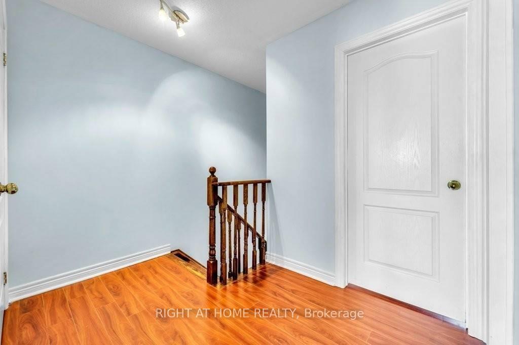 Photo 9 of 558 Legresley Lane, Newmarket, Gorham-College Manor — HOMEH