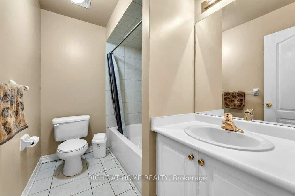 Photo 14 of 558 Legresley Lane, Newmarket, Gorham-College Manor — HOMEH