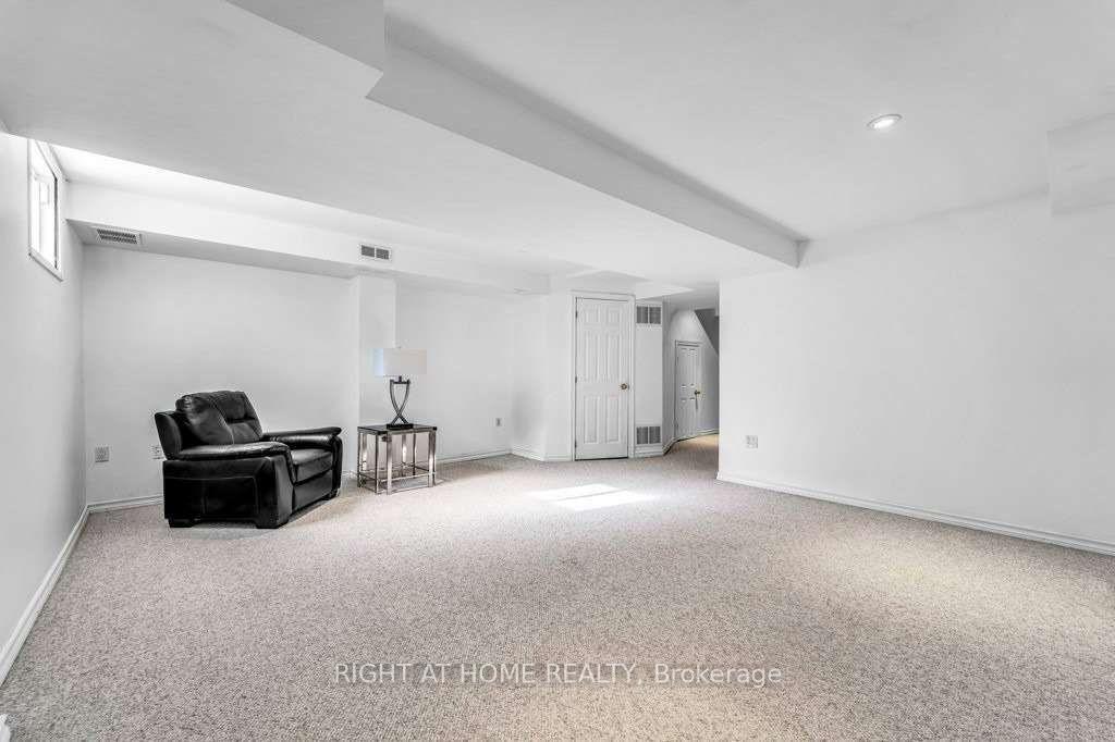 Photo 16 of 558 Legresley Lane, Newmarket, Gorham-College Manor — HOMEH