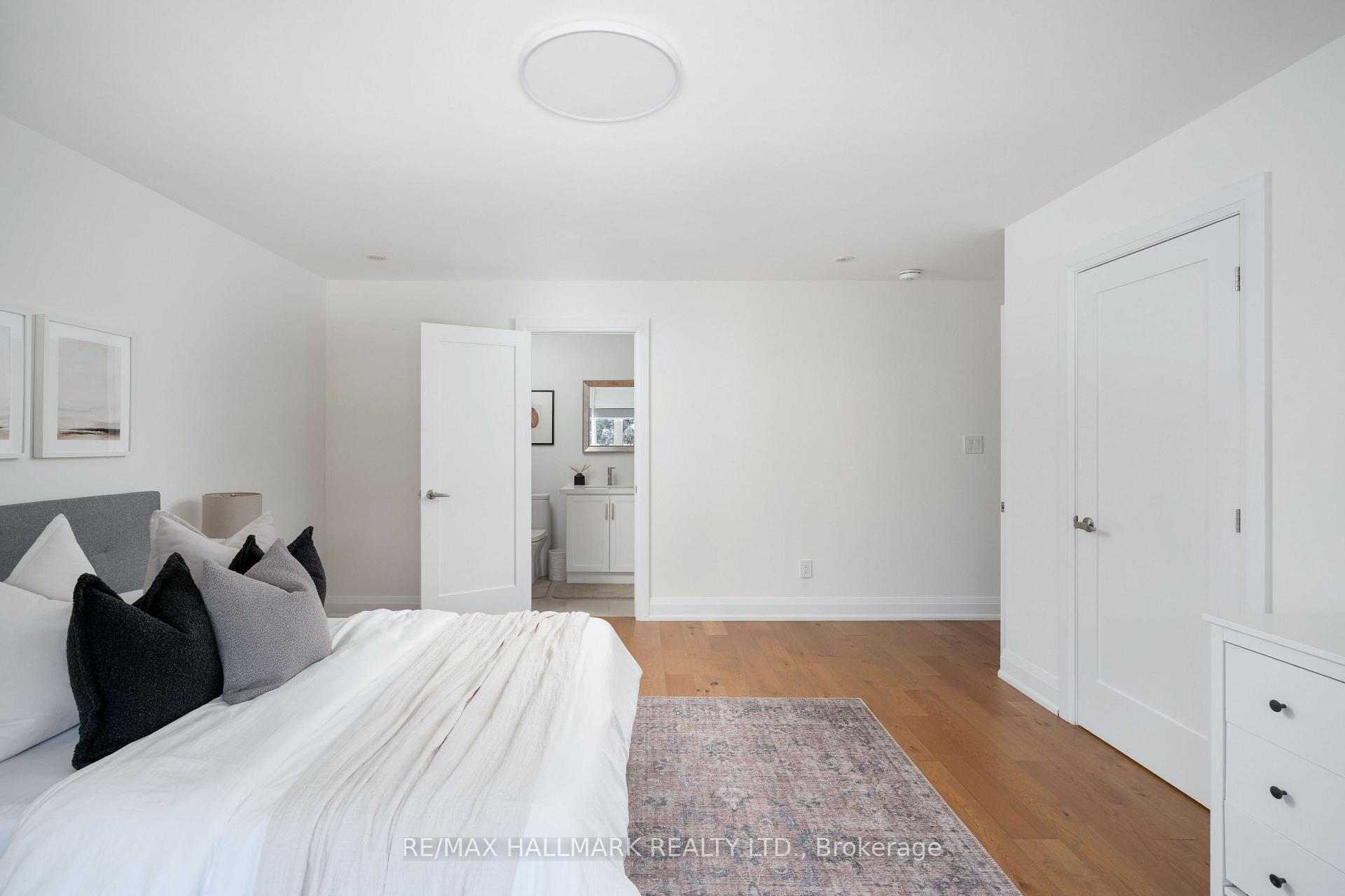 Photo 32 of 136 Glenwood Crescent, Toronto, O'Connor-Parkview — HOMEH