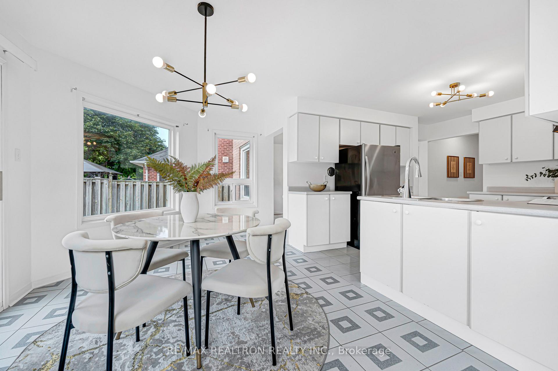 Photo 21 of 37 Dumaurier Crescent, Richmond Hill, Devonsleigh — HOMEH
