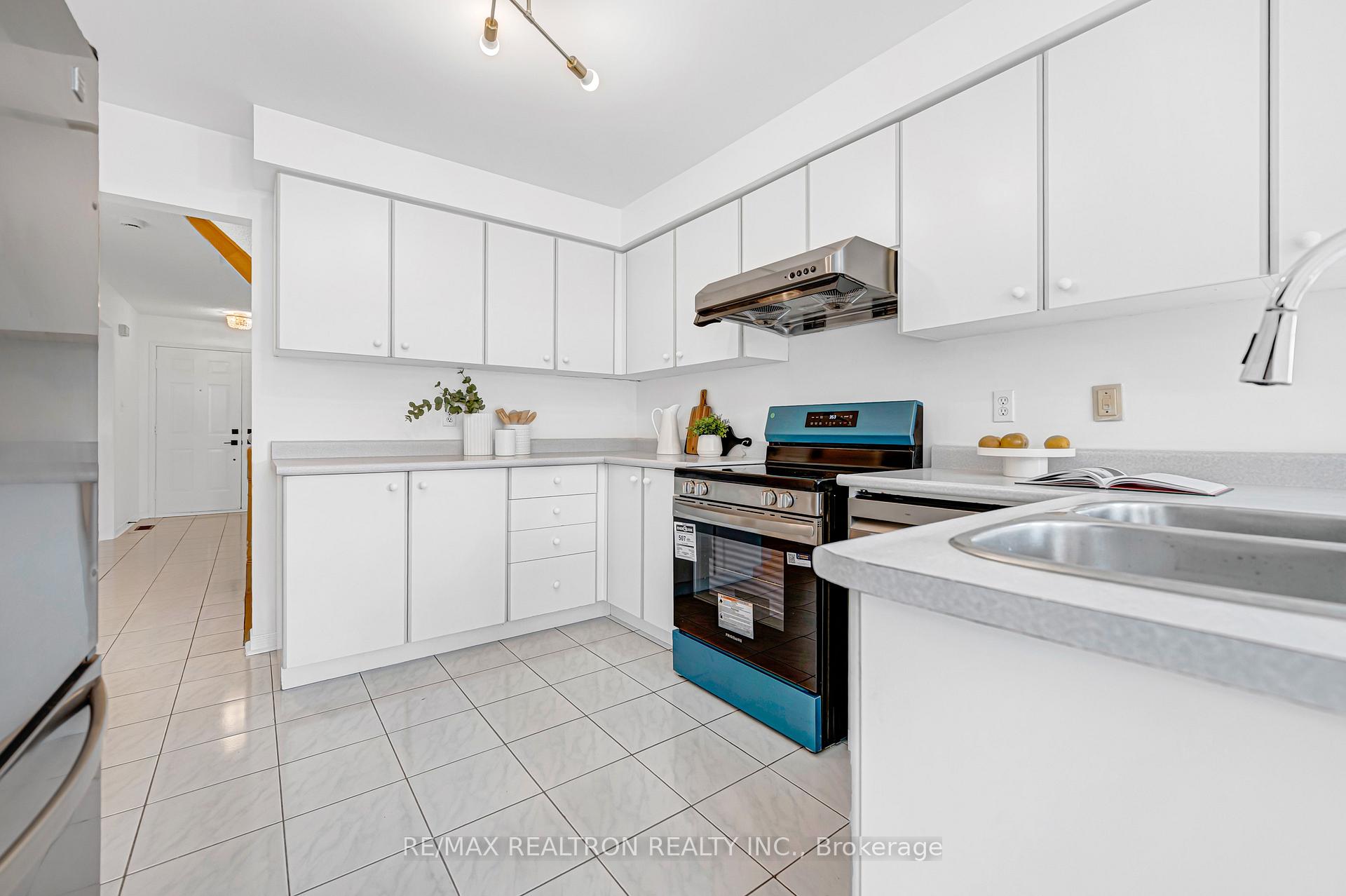 Photo 22 of 37 Dumaurier Crescent, Richmond Hill, Devonsleigh — HOMEH