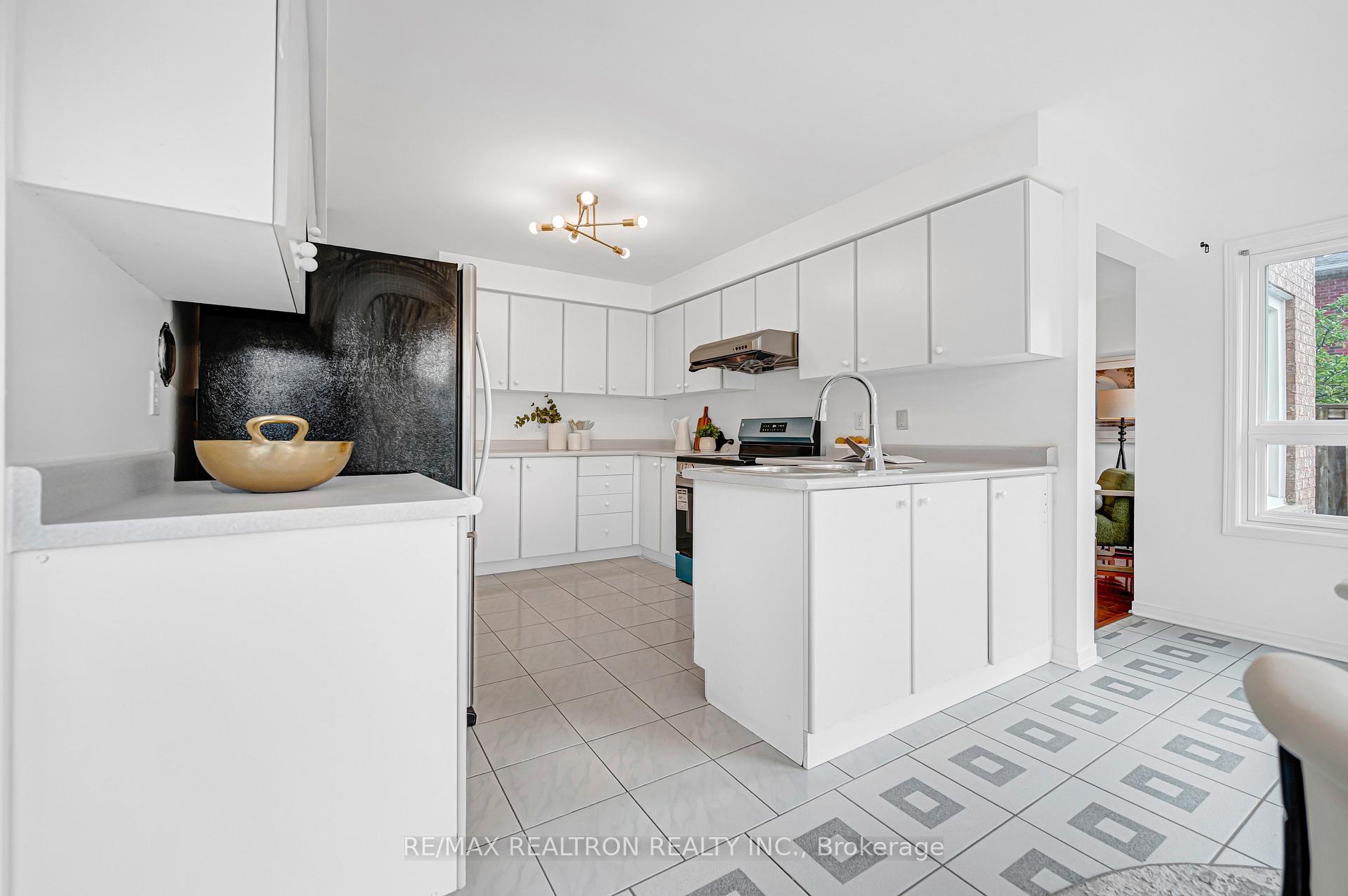 Photo 23 of 37 Dumaurier Crescent, Richmond Hill, Devonsleigh — HOMEH