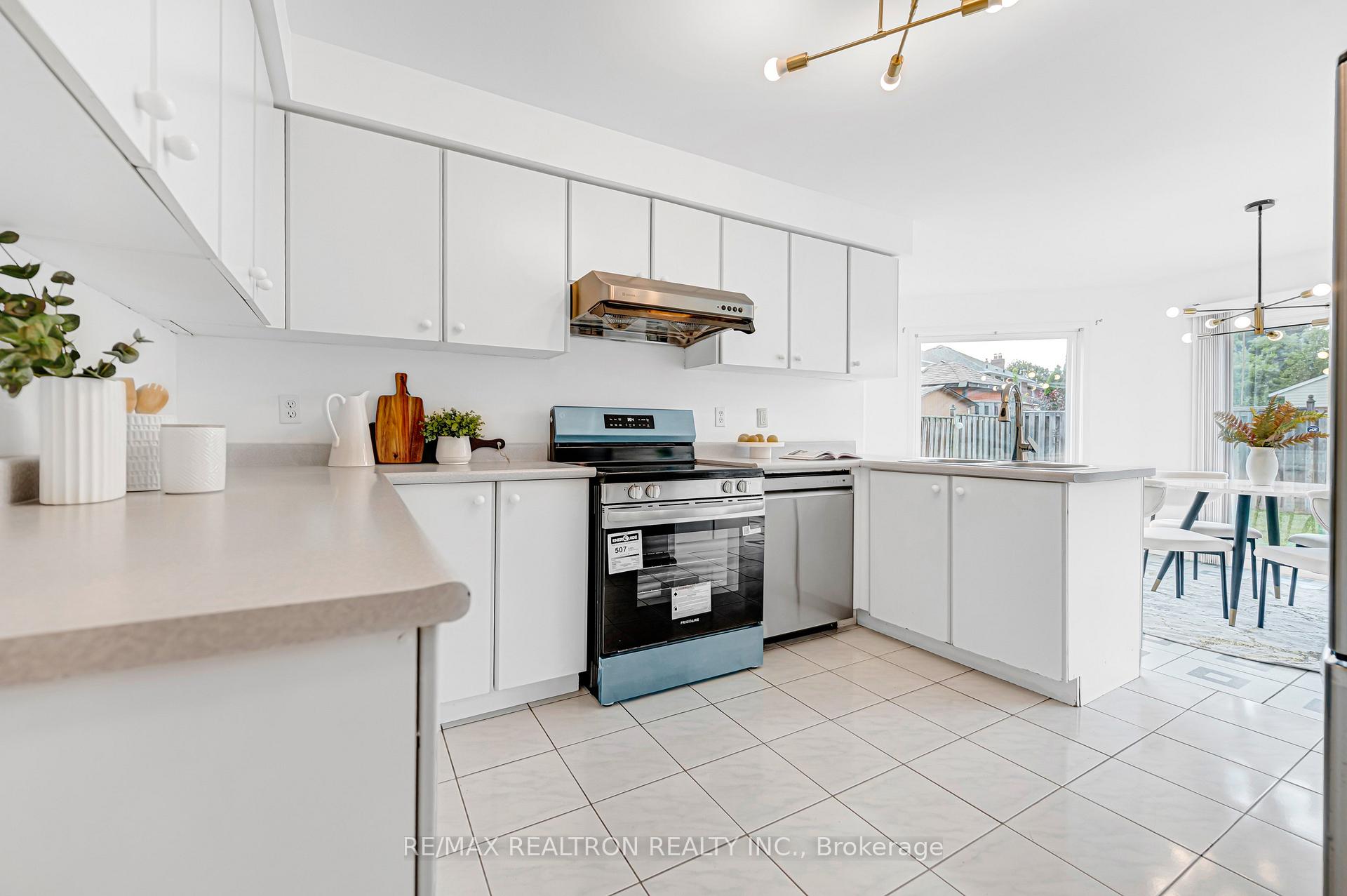 Photo 24 of 37 Dumaurier Crescent, Richmond Hill, Devonsleigh — HOMEH