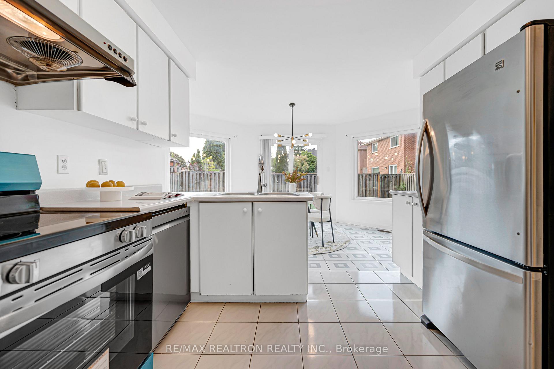 Photo 25 of 37 Dumaurier Crescent, Richmond Hill, Devonsleigh — HOMEH