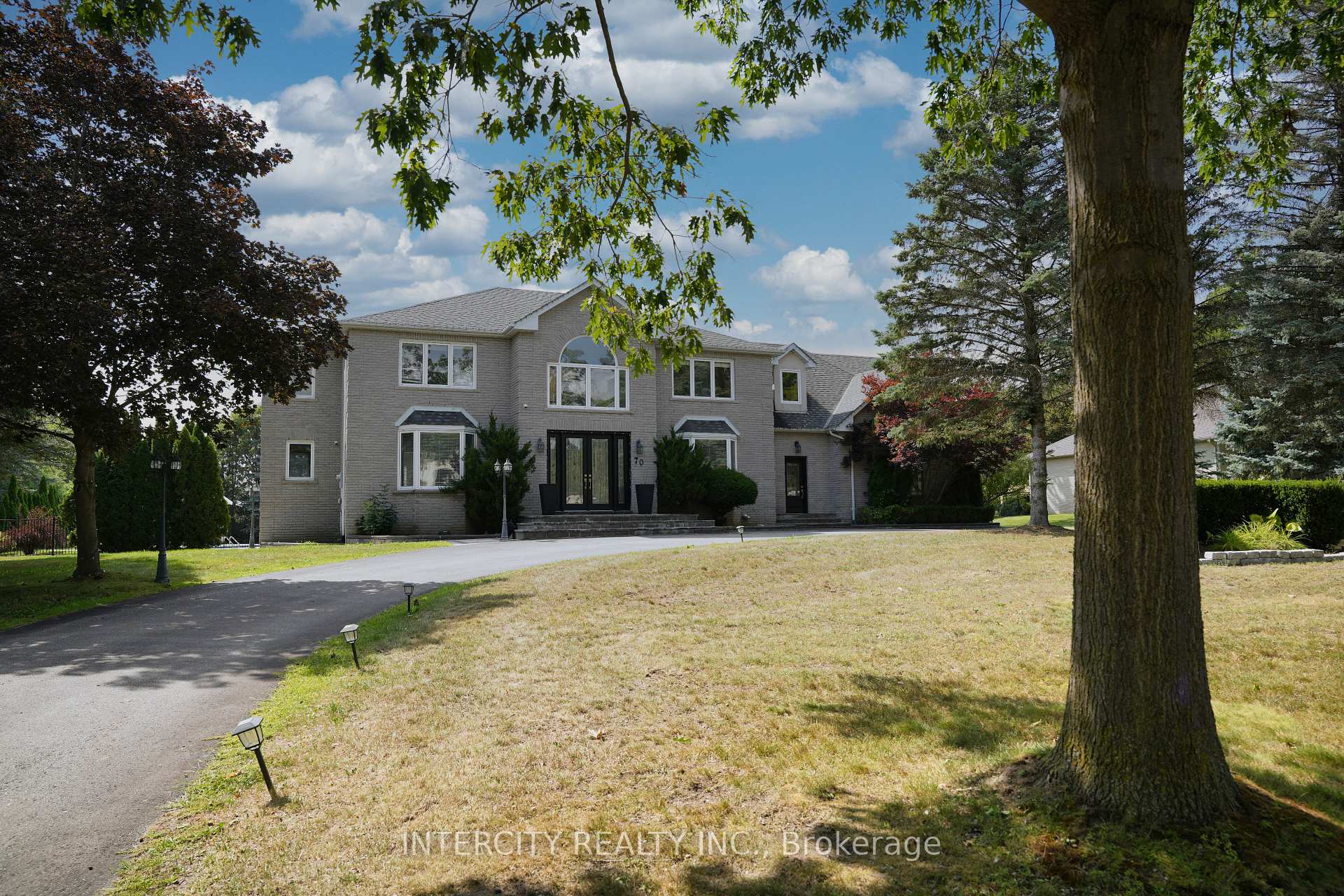Photo 2 of 70 Belsite Court, Vaughan, Kleinburg — HOMEH
