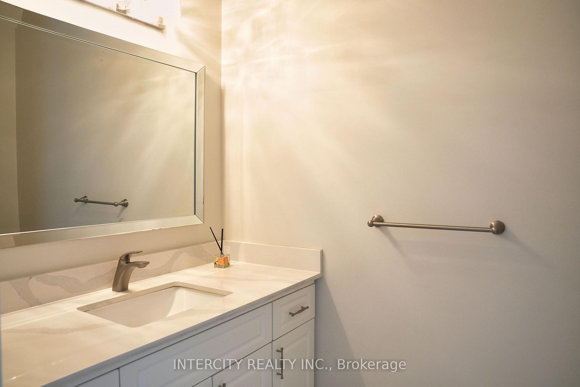 Photo 15 of 70 Belsite Court, Vaughan, Kleinburg — HOMEH