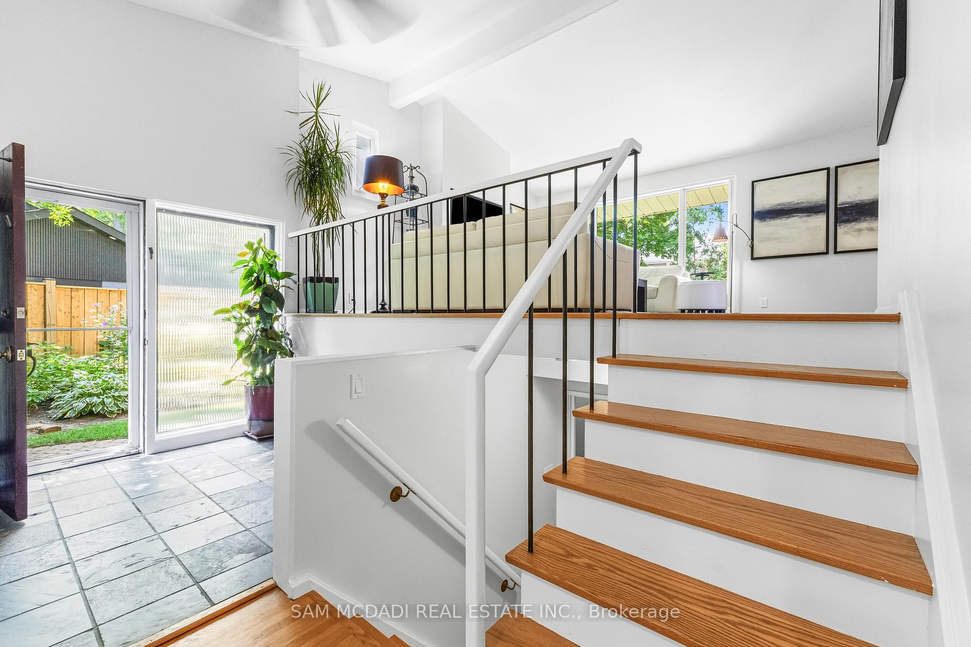 Photo 2 of 1911 Delaney Drive, Mississauga, Clarkson — HOMEH