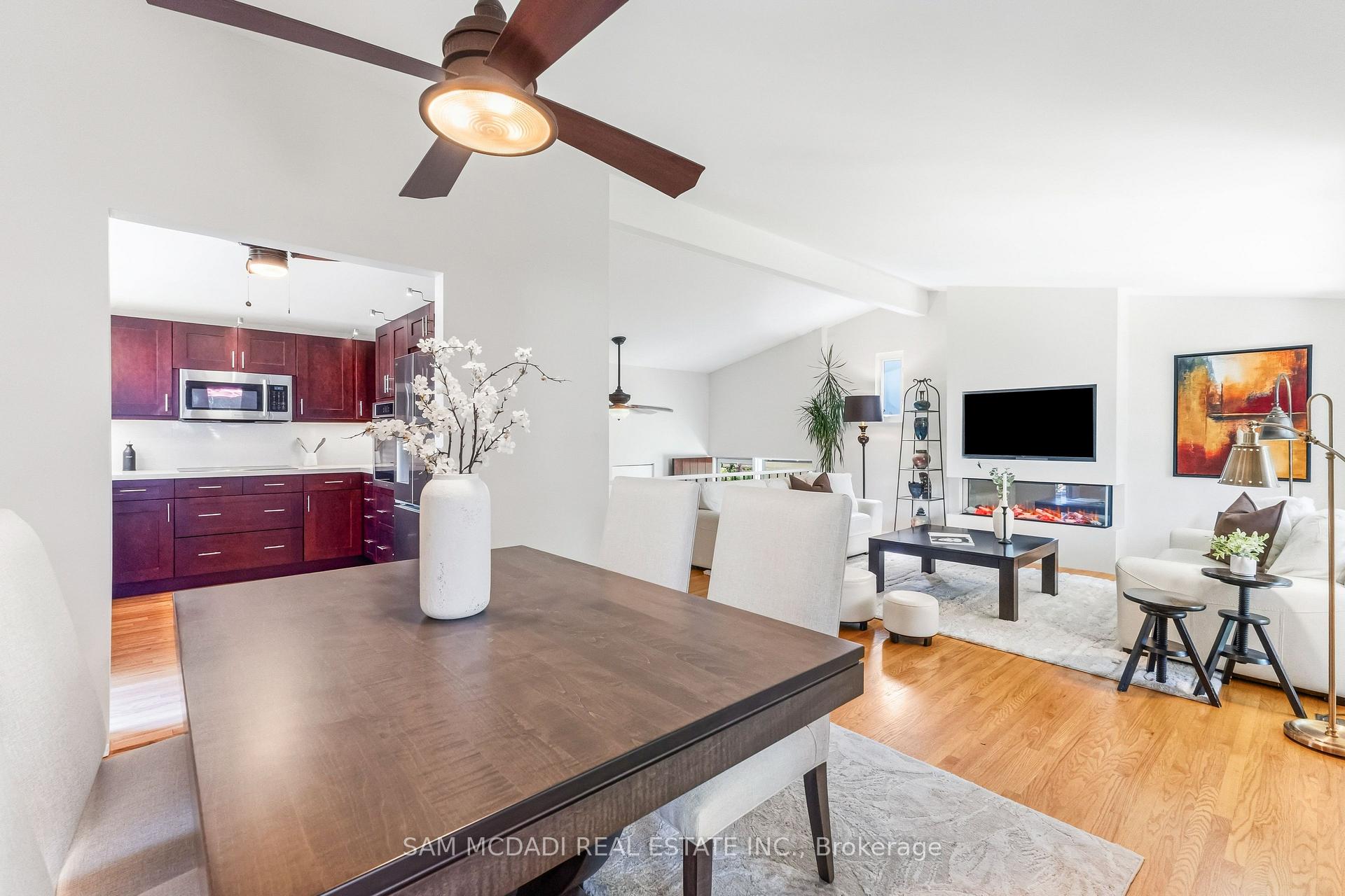 Photo 4 of 1911 Delaney Drive, Mississauga, Clarkson — HOMEH