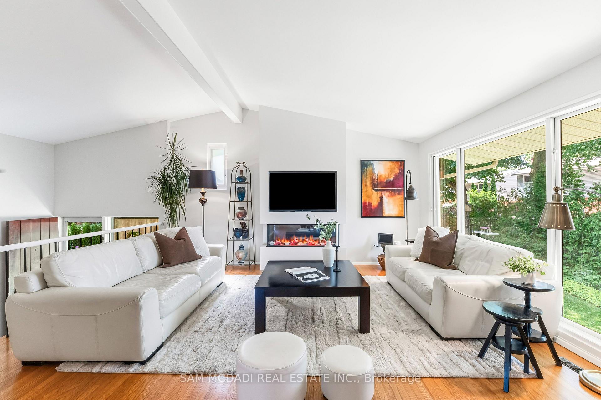 Photo 5 of 1911 Delaney Drive, Mississauga, Clarkson — HOMEH