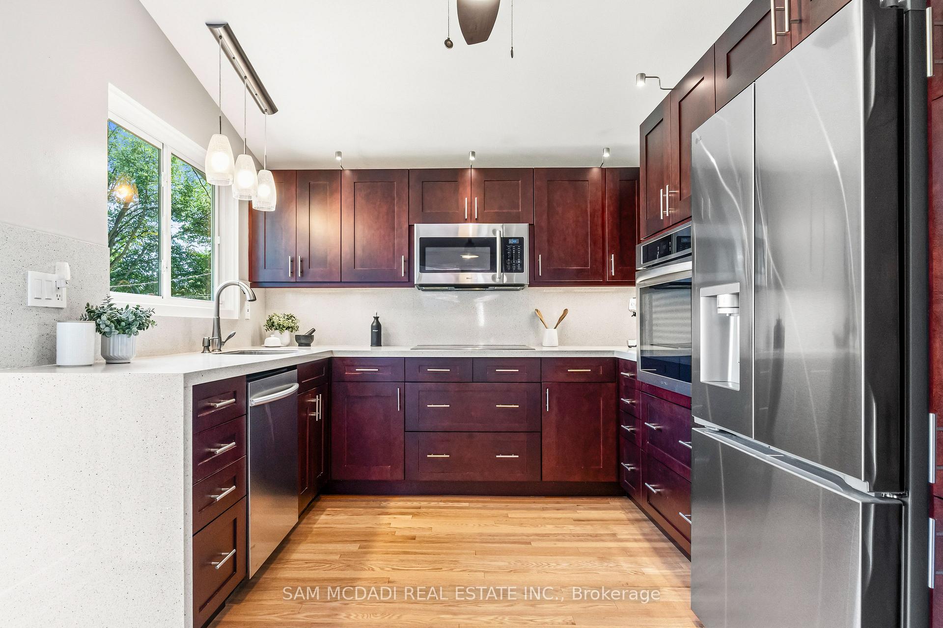 Photo 8 of 1911 Delaney Drive, Mississauga, Clarkson — HOMEH