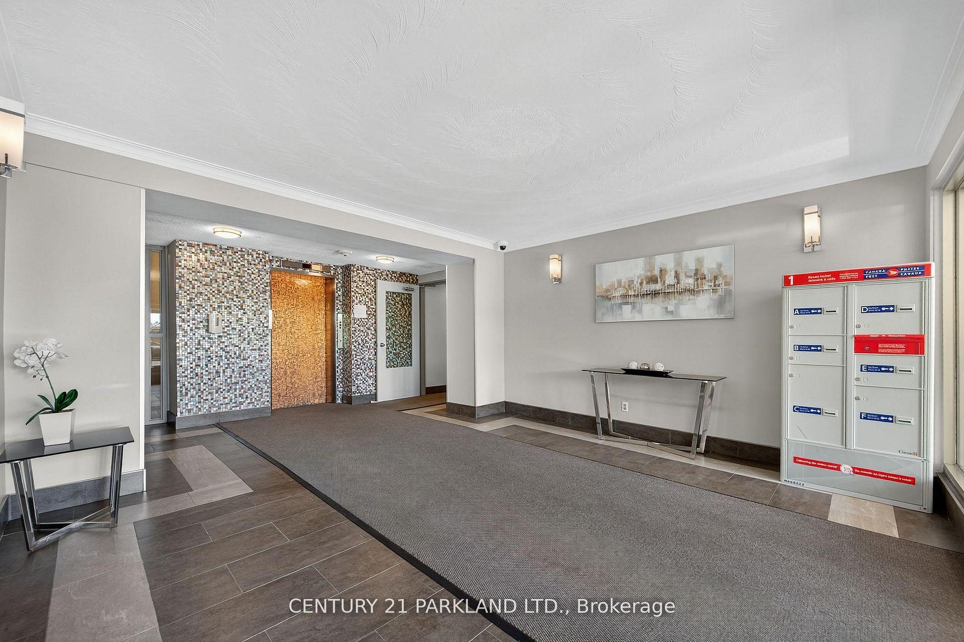 Photo 4 of Unit 202, 2961 Dufferin Street, North York, Yorkdale-Glen Park — HOMEH