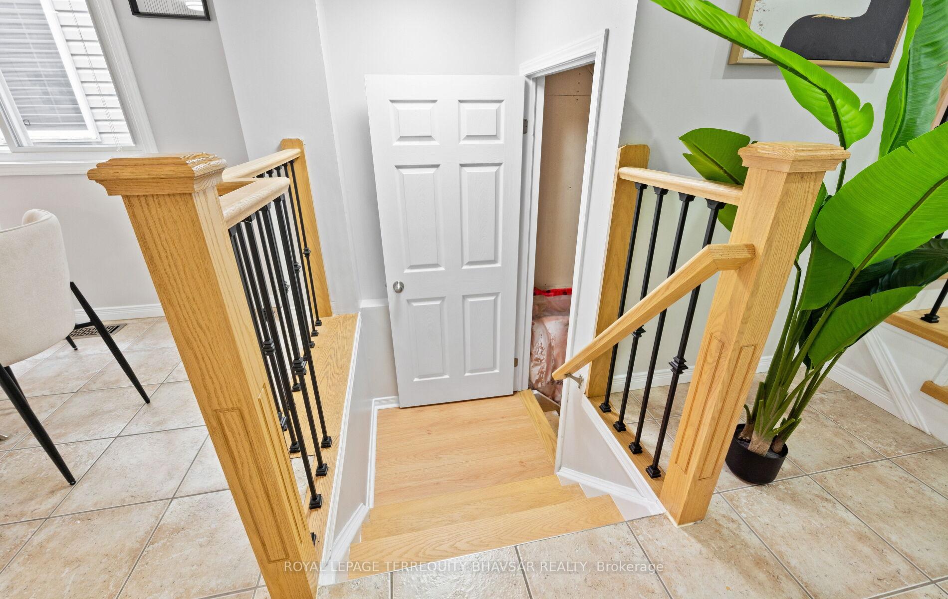 Photo 40 of 111 Parkvale Drive, Kitchener, Huron Park — HOMEH