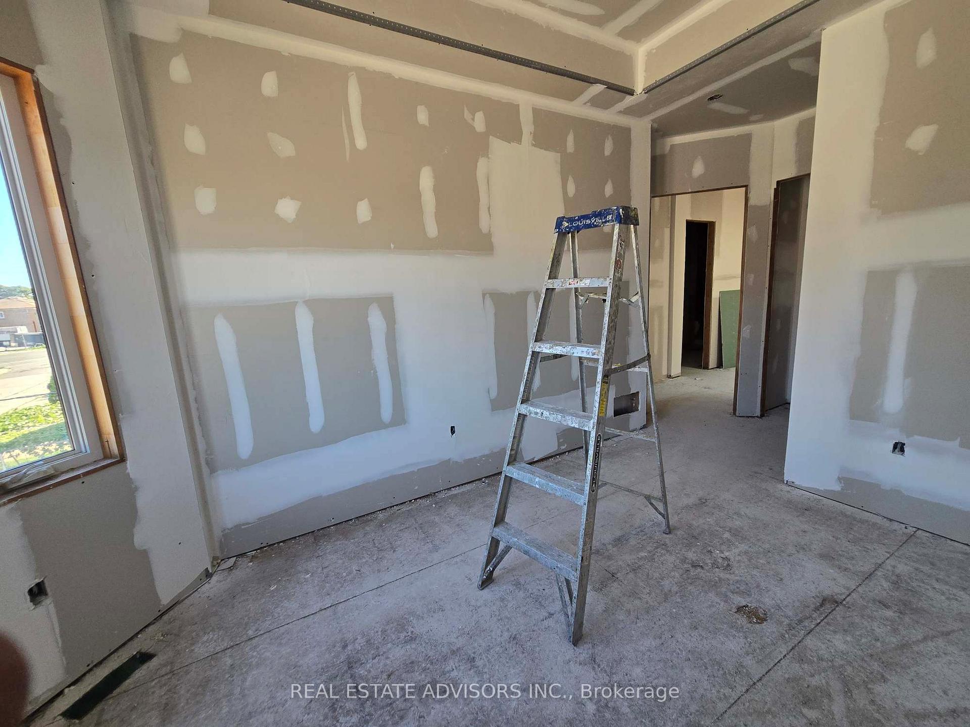 Photo 12 of 68B Laurel Avenue, Scarborough, Kennedy Park — HOMEH