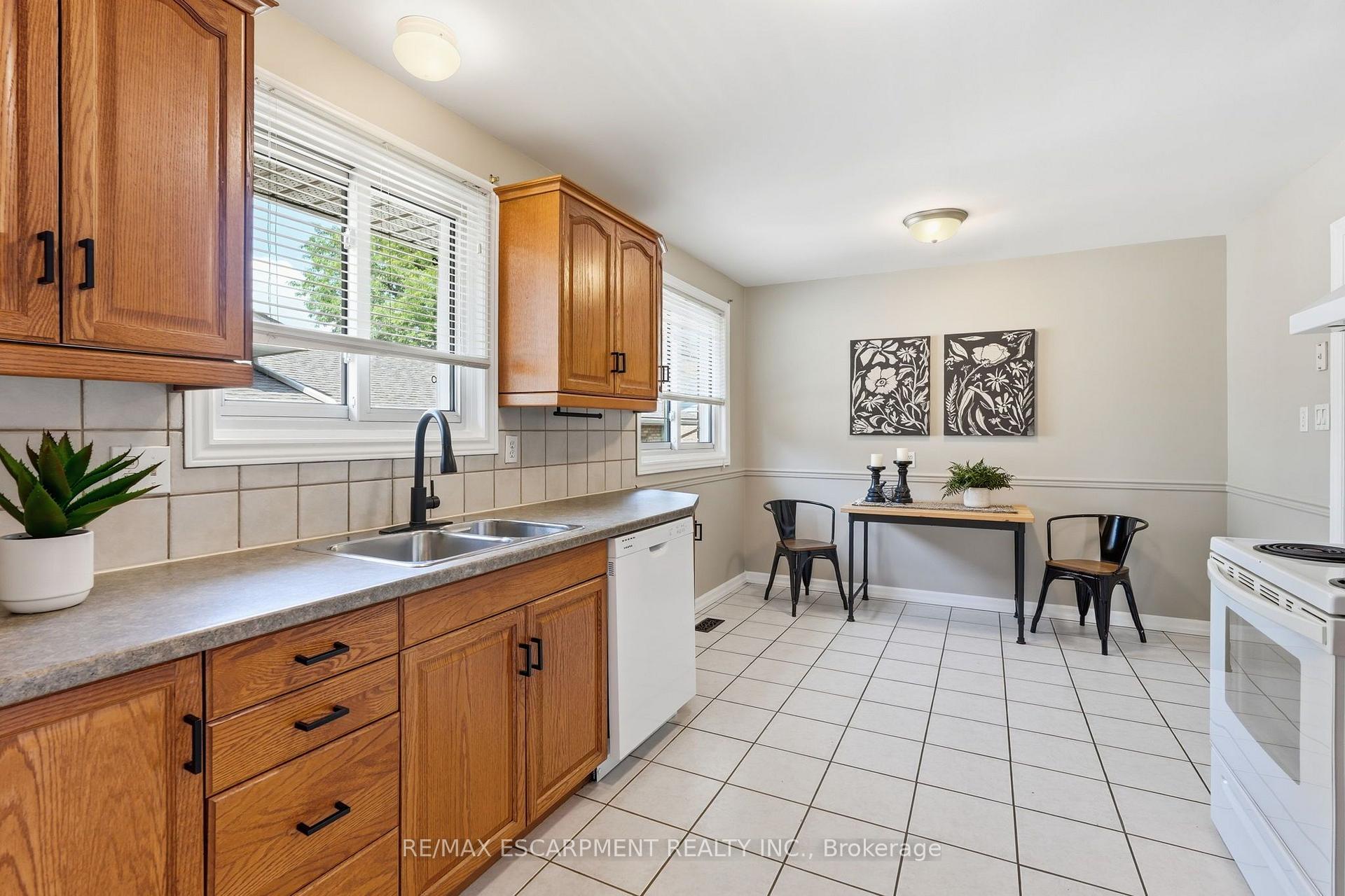 Photo 11 of 635 Ramsgate Road, Burlington, Roseland — HOMEH