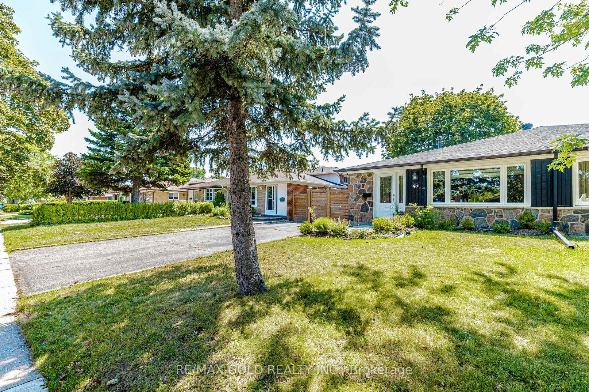 Photo 2 of 45 Grange Drive, Brampton, Northwood Park — HOMEH