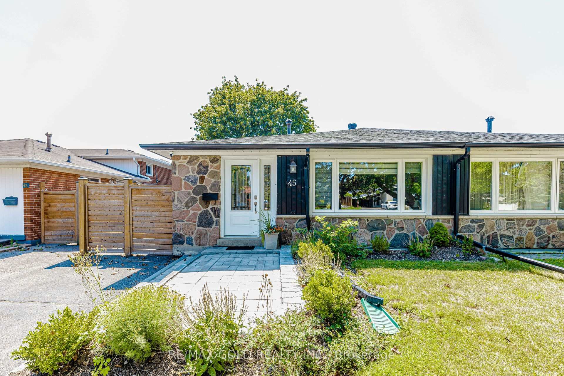 Photo 3 of 45 Grange Drive, Brampton, Northwood Park — HOMEH
