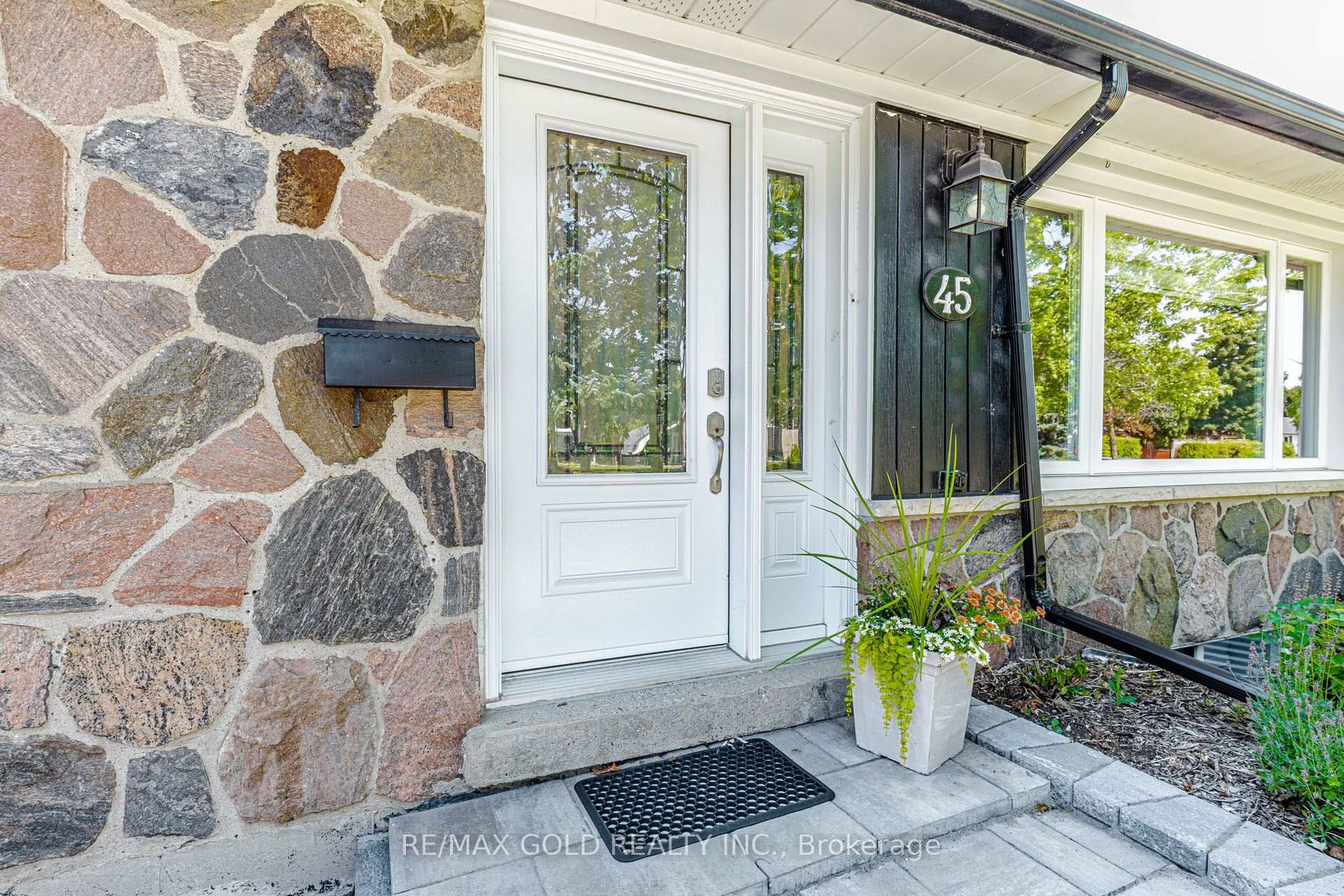 Photo 4 of 45 Grange Drive, Brampton, Northwood Park — HOMEH