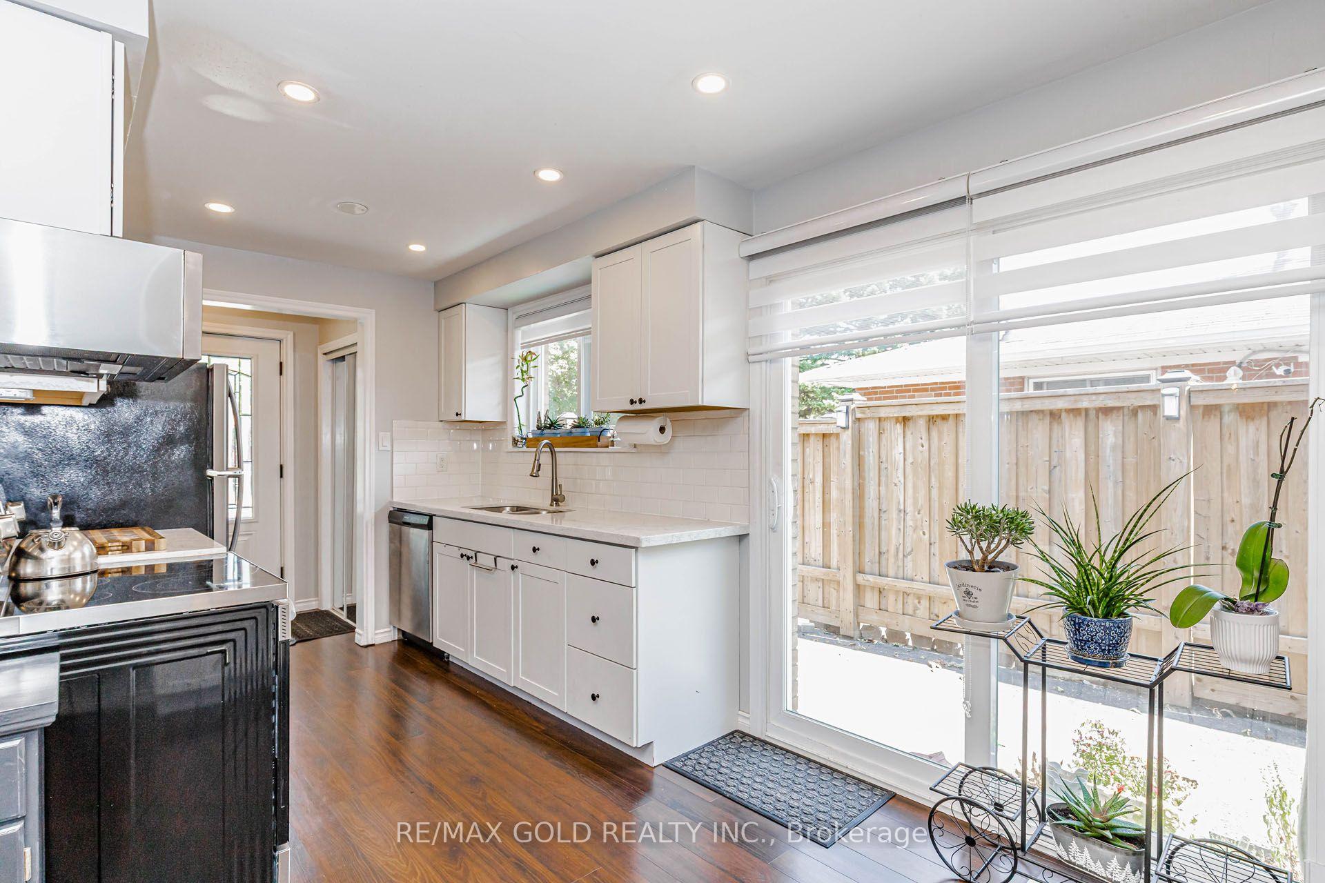 Photo 13 of 45 Grange Drive, Brampton, Northwood Park — HOMEH