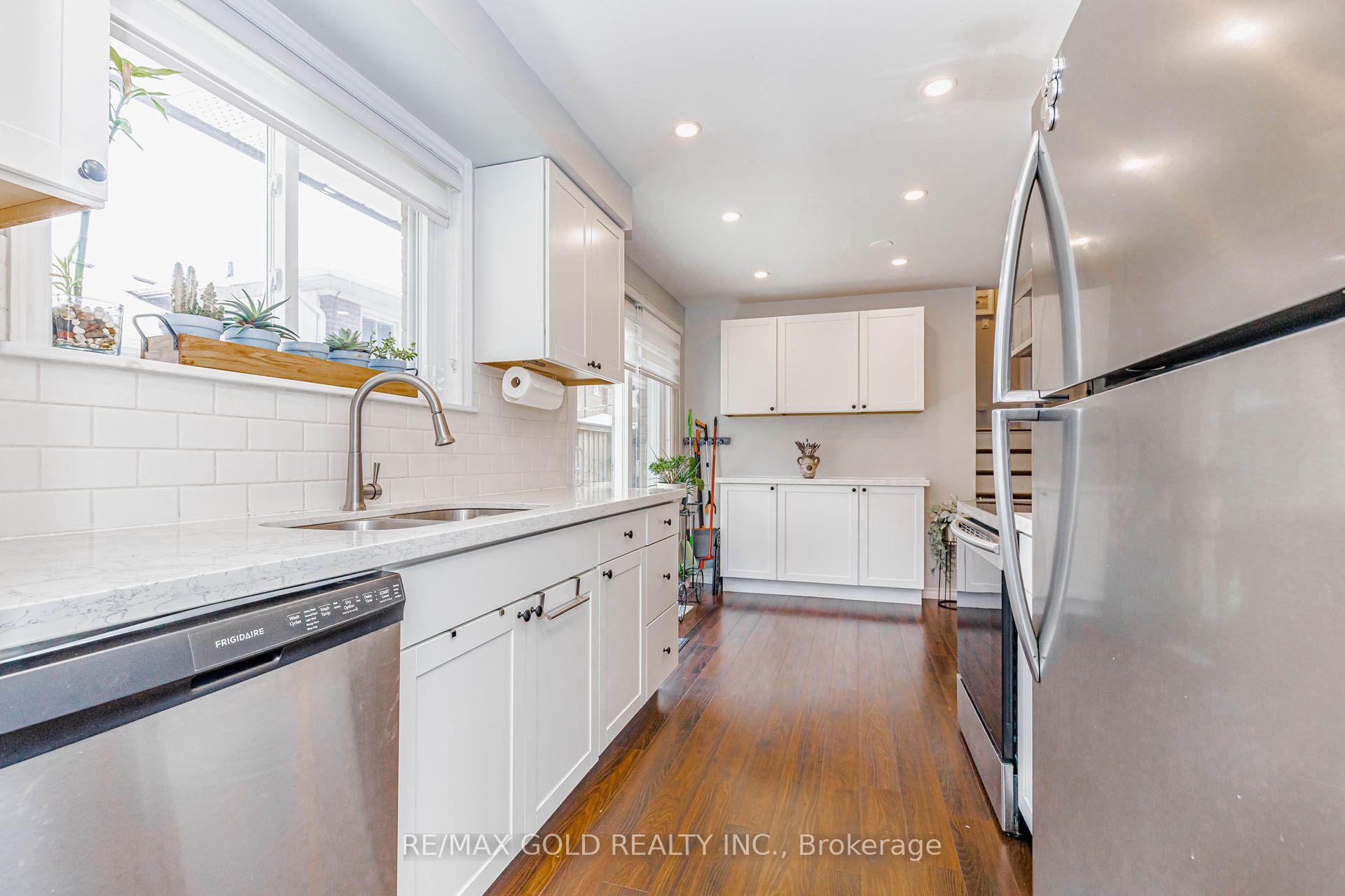 Photo 15 of 45 Grange Drive, Brampton, Northwood Park — HOMEH
