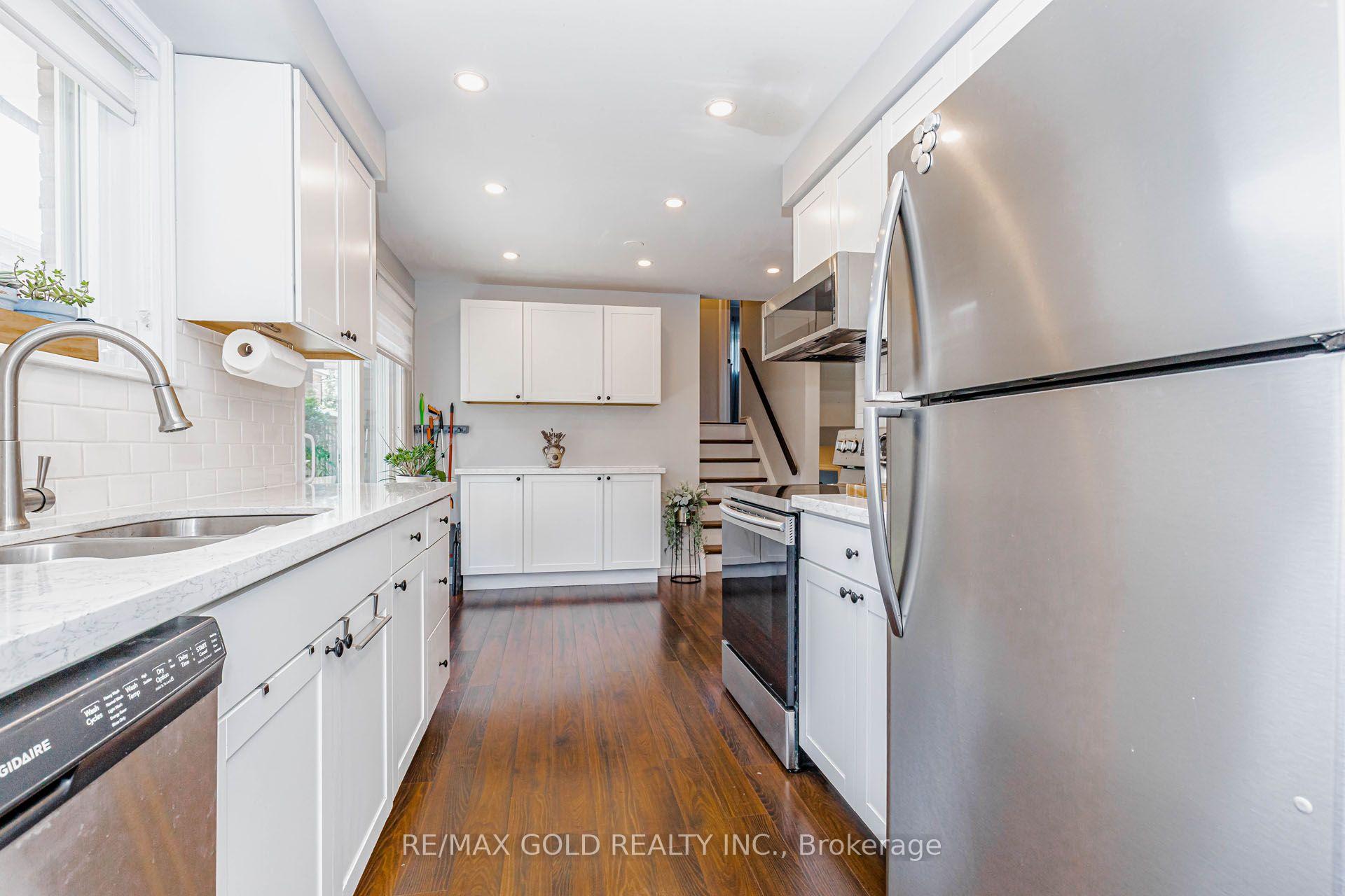Photo 16 of 45 Grange Drive, Brampton, Northwood Park — HOMEH