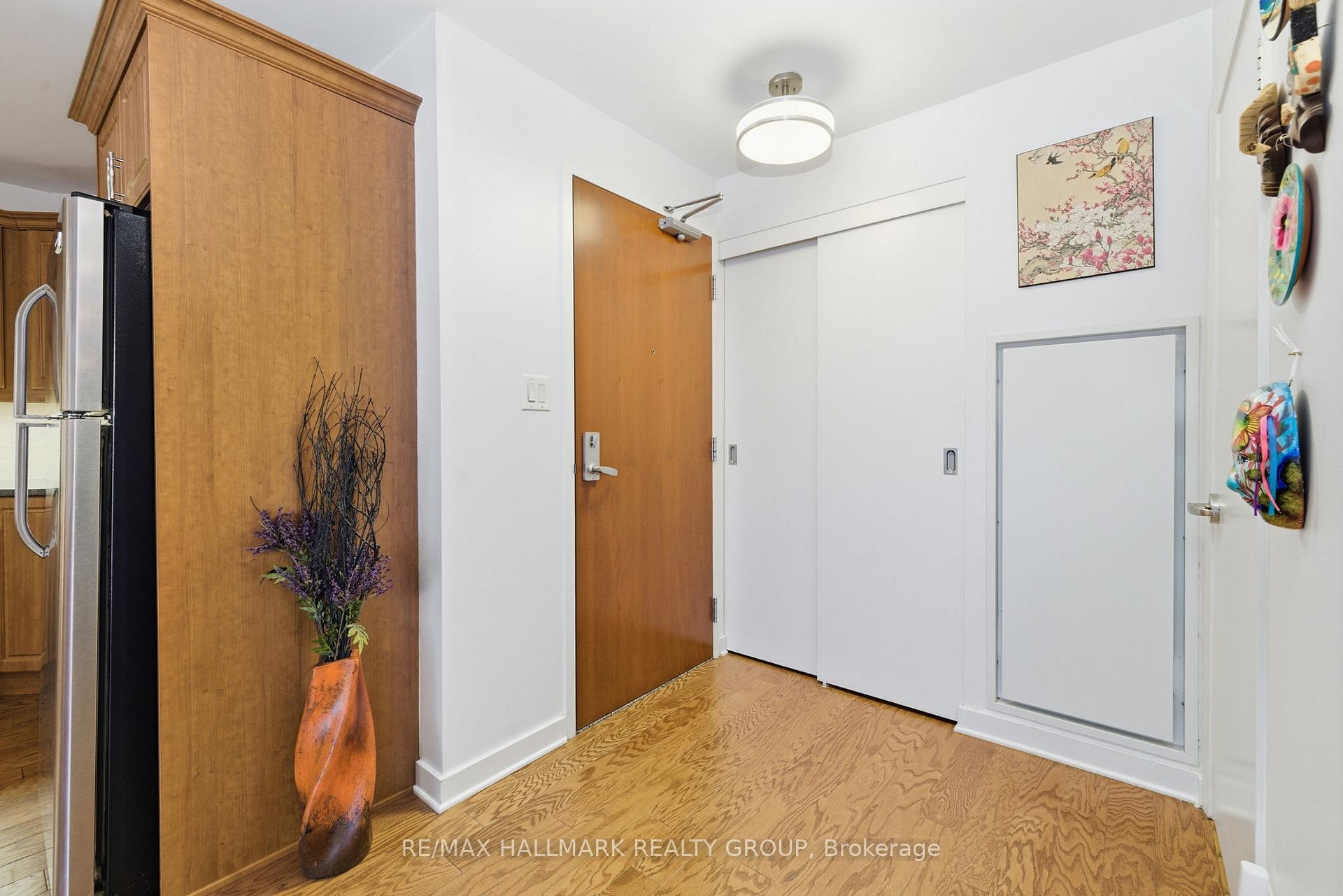 Photo 5 of Unit 206, 310 Centrum Boulevard, Ottawa, Bilberry Creek/Queenswood Heights — HOMEH